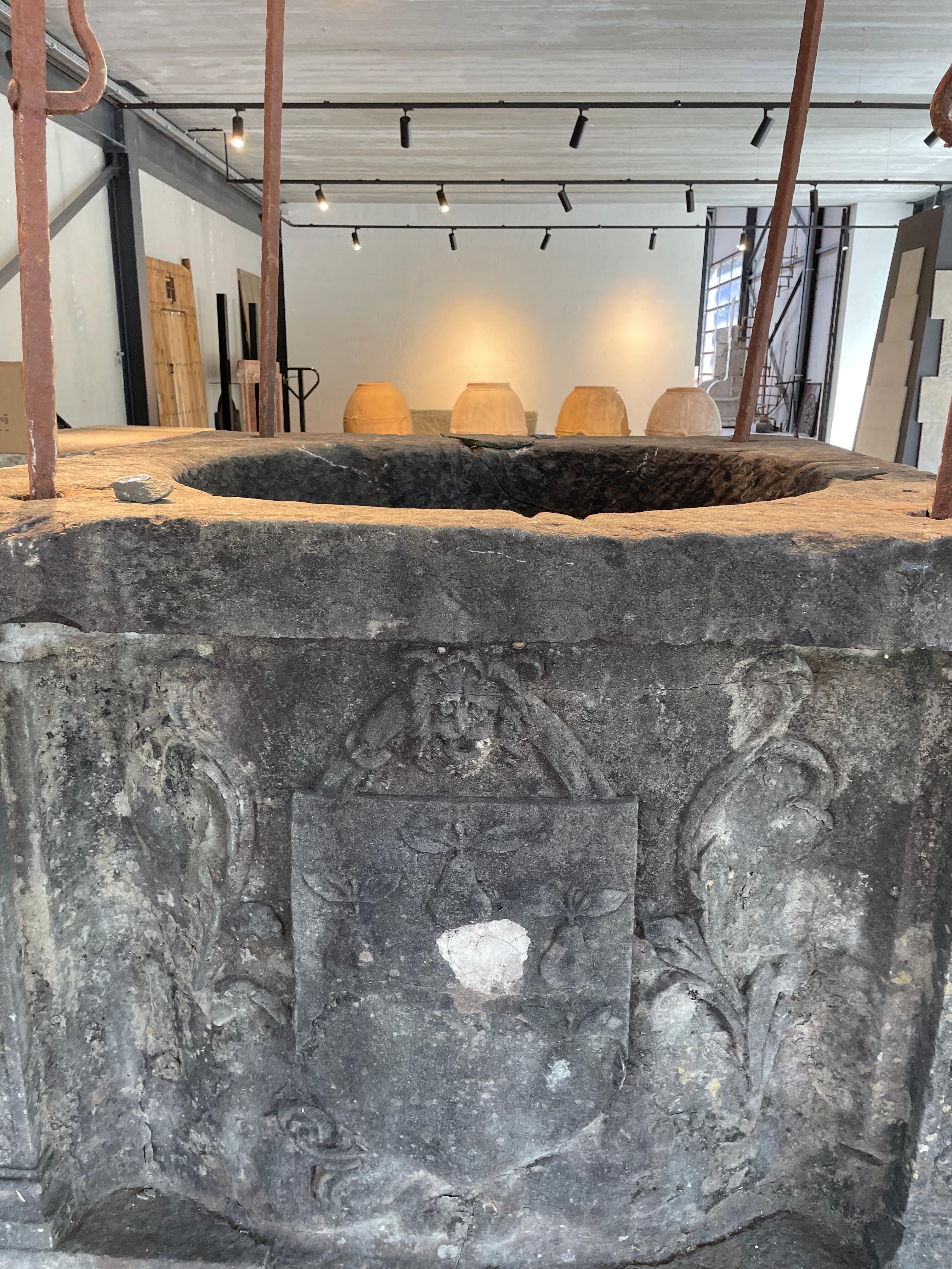 Venetian 16th Century Wellhead In Distressed Condition For Sale In Zedelgem, BE