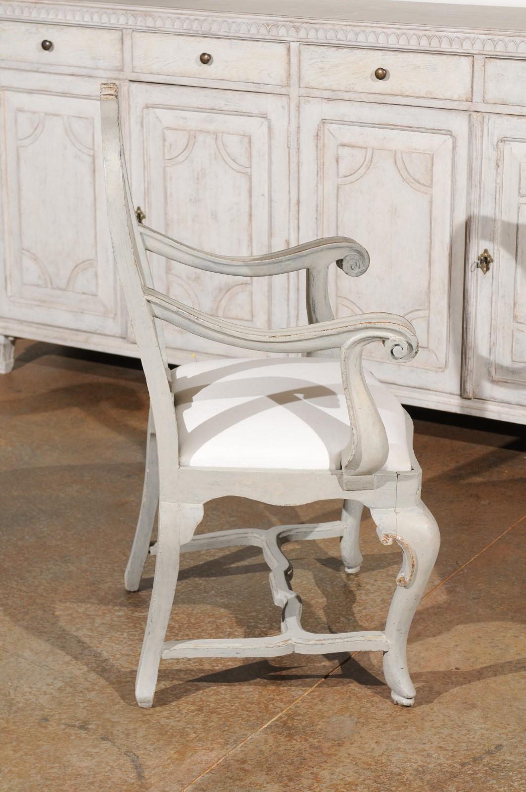 Peint Fauteuil vénitien en bois peint de style rococo des années 1810 avec accents dorés à la feuille