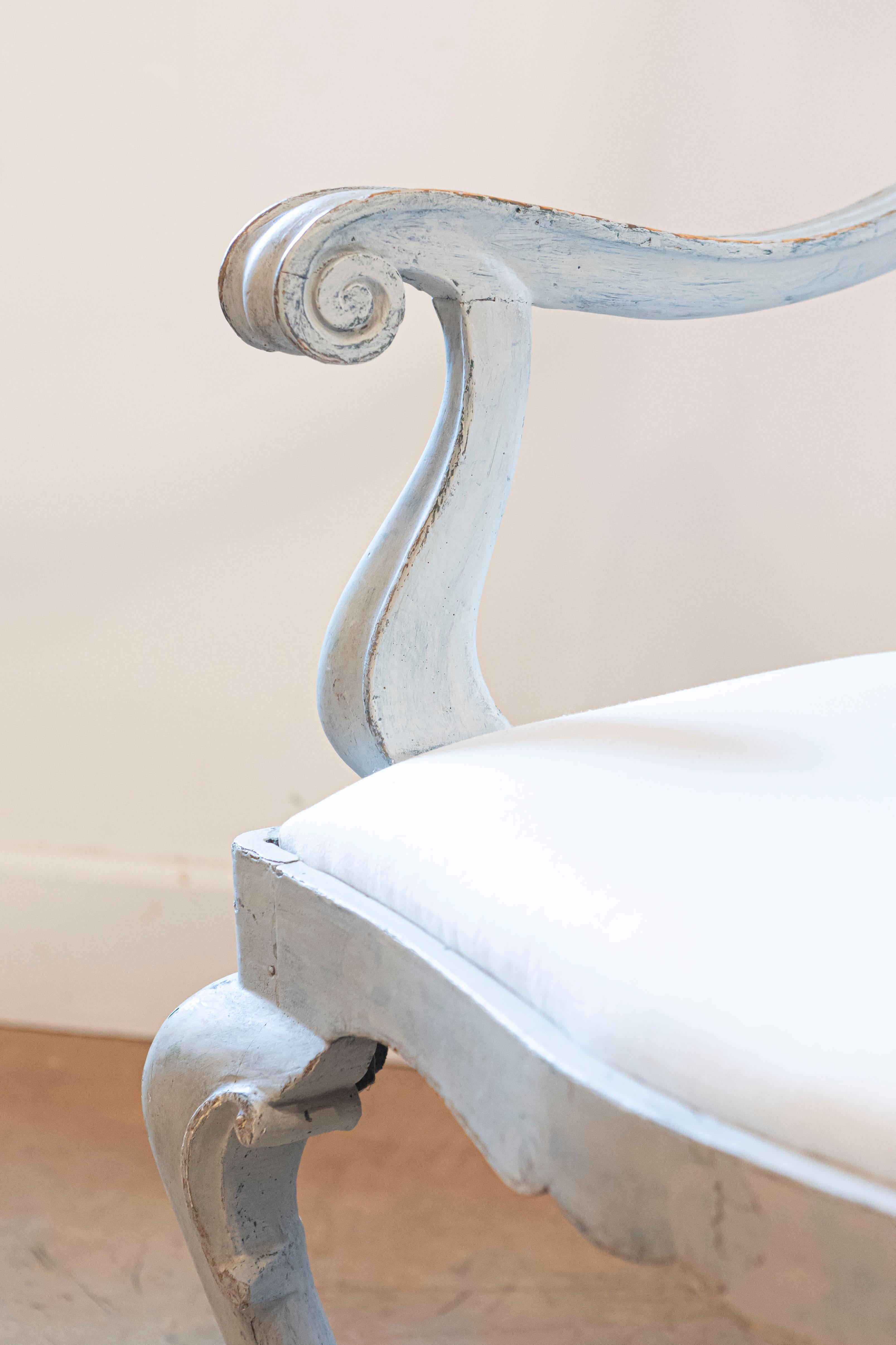 Venetian 1810s Rococo Style Painted Wood Armchair with Parcel-Gilt Accents In Good Condition For Sale In Atlanta, GA