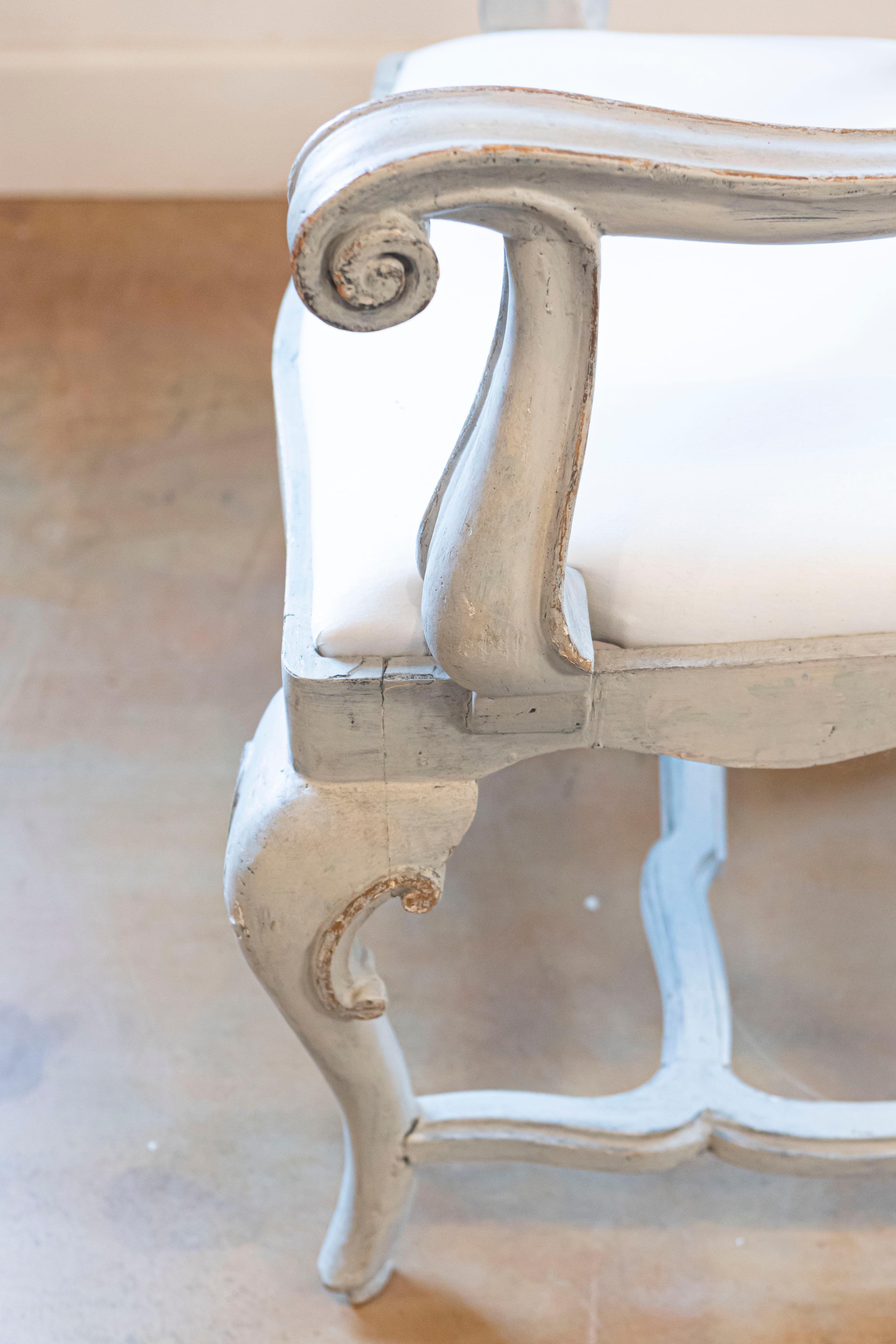 19th Century Venetian 1810s Rococo Style Painted Wood Armchair with Parcel-Gilt Accents For Sale
