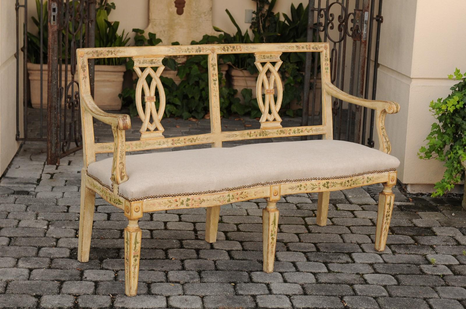 Venetian 1880s Painted Wood Settee with Floral Décor and New Upholstery For Sale 5