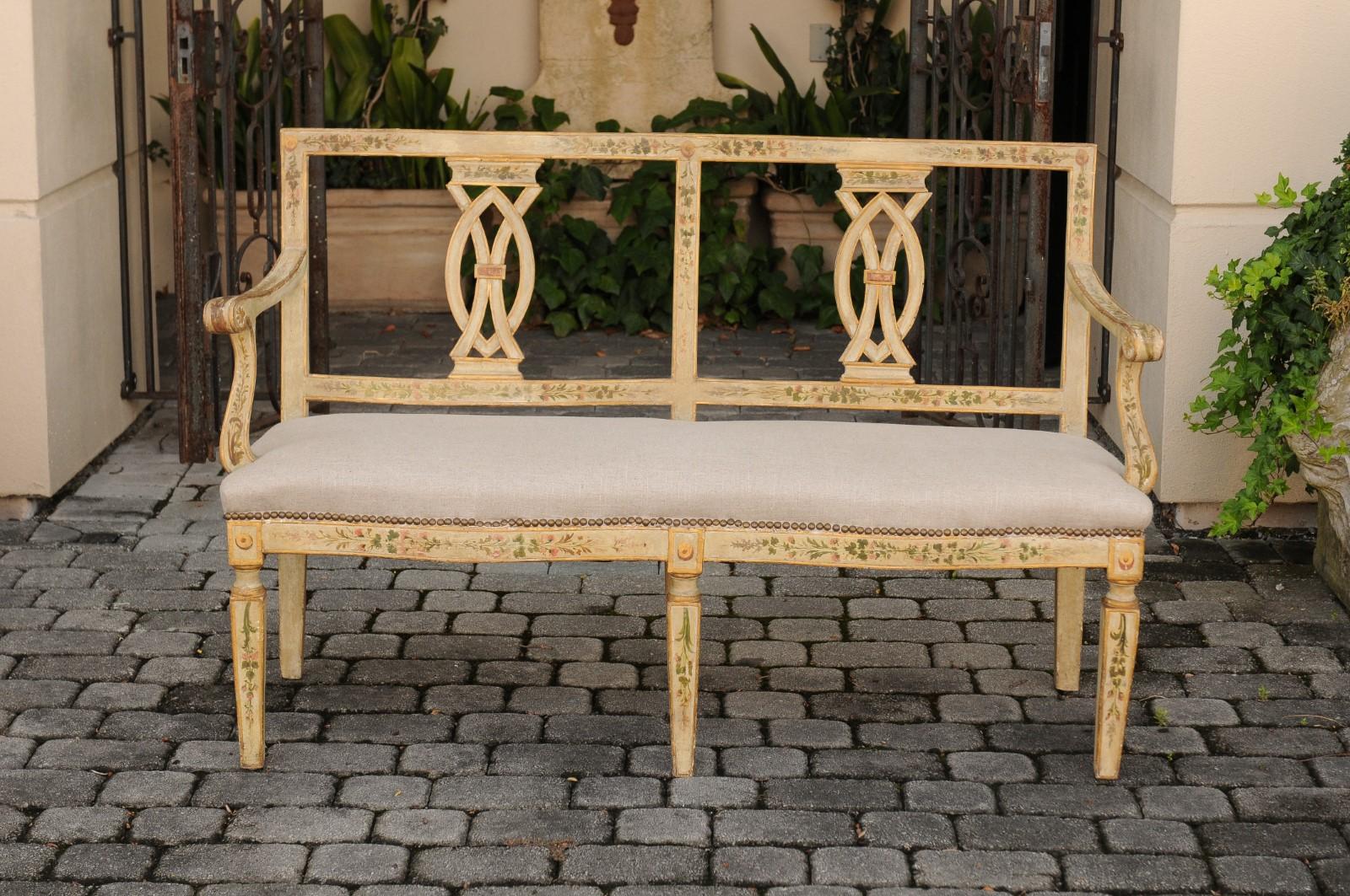 Venetian 1880s Painted Wood Settee with Floral Décor and New Upholstery For Sale 2