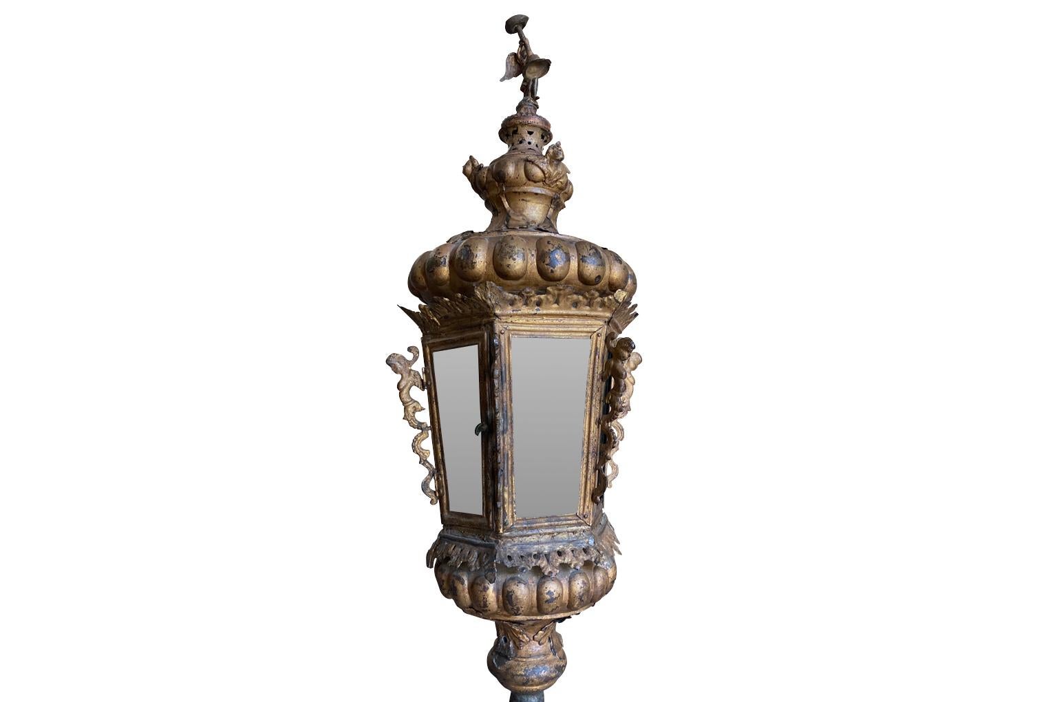 Eine sehr beeindruckende Laterne aus dem 18. Jahrhundert aus Venedig. Wunderschön aus vergoldetem Metall gefertigt und mit einem Engel und Putten verziert, die auf einem Steinsockel stehen. Großer Maßstab und bereit für die Verwendung mit Kerzen