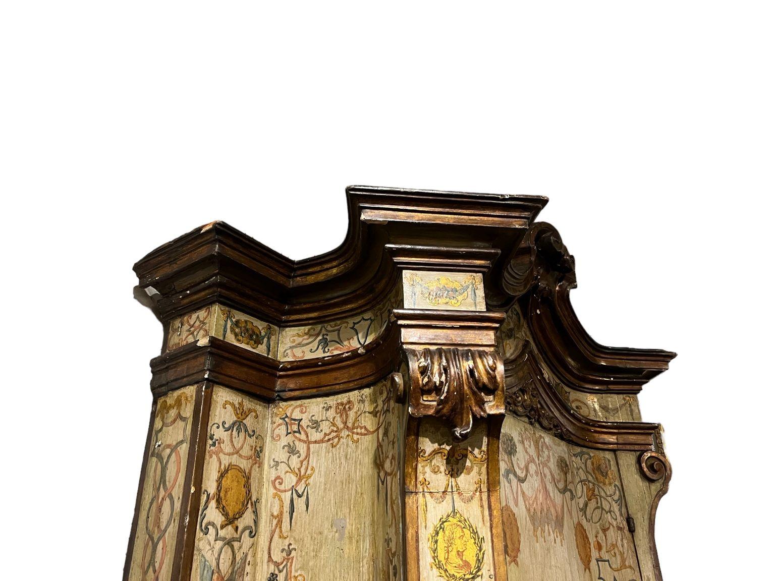  Venezianisches 18. Jahrhundert  Gemalt und Giltwood Kabinett  Barbara Walters Nachlass (Vergoldetes Holz) im Angebot