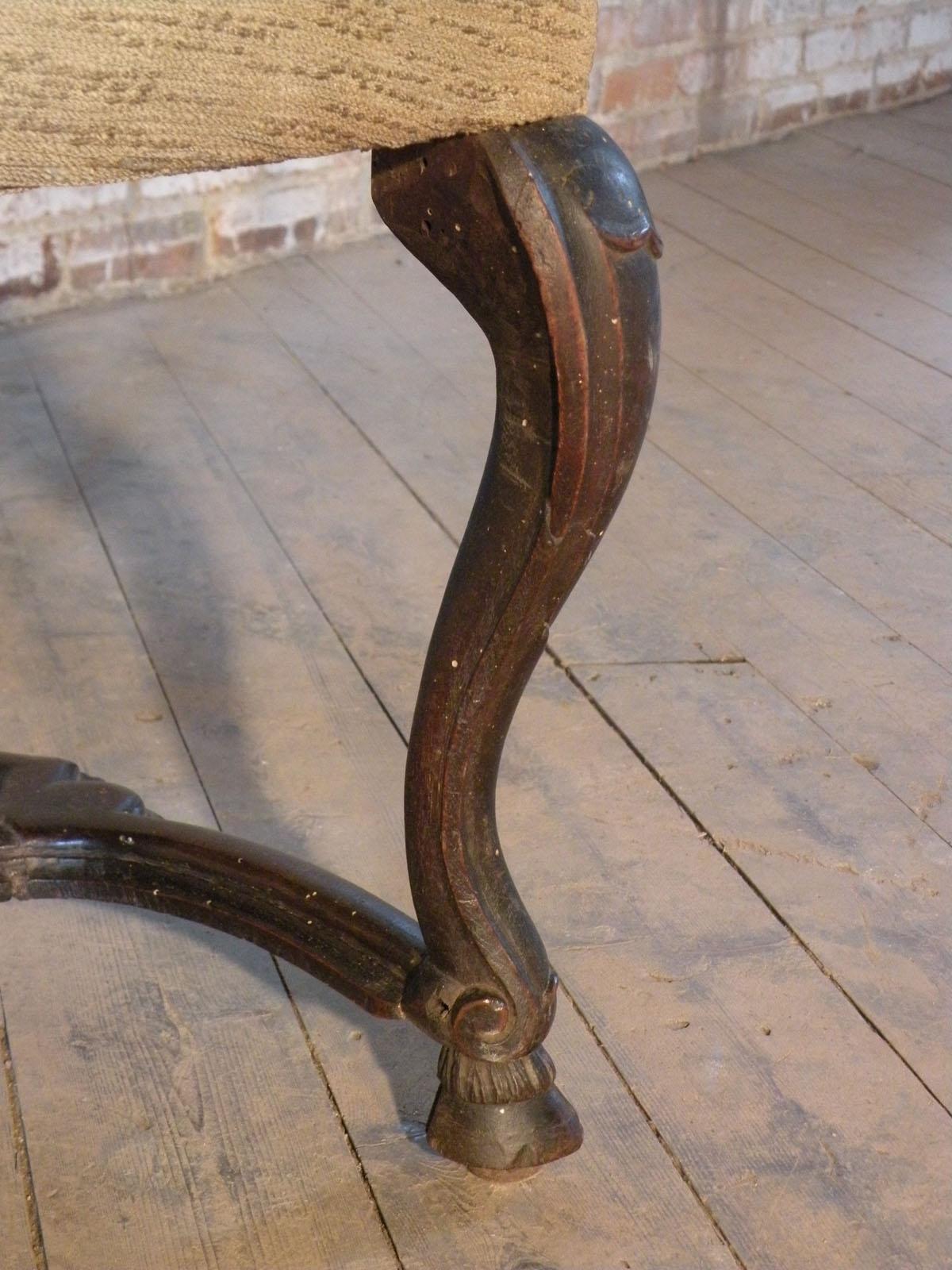 Großer venezianischer Rokoko-Beistellstuhl aus Nussbaumholz, 18. Jahrhundert im Angebot 2