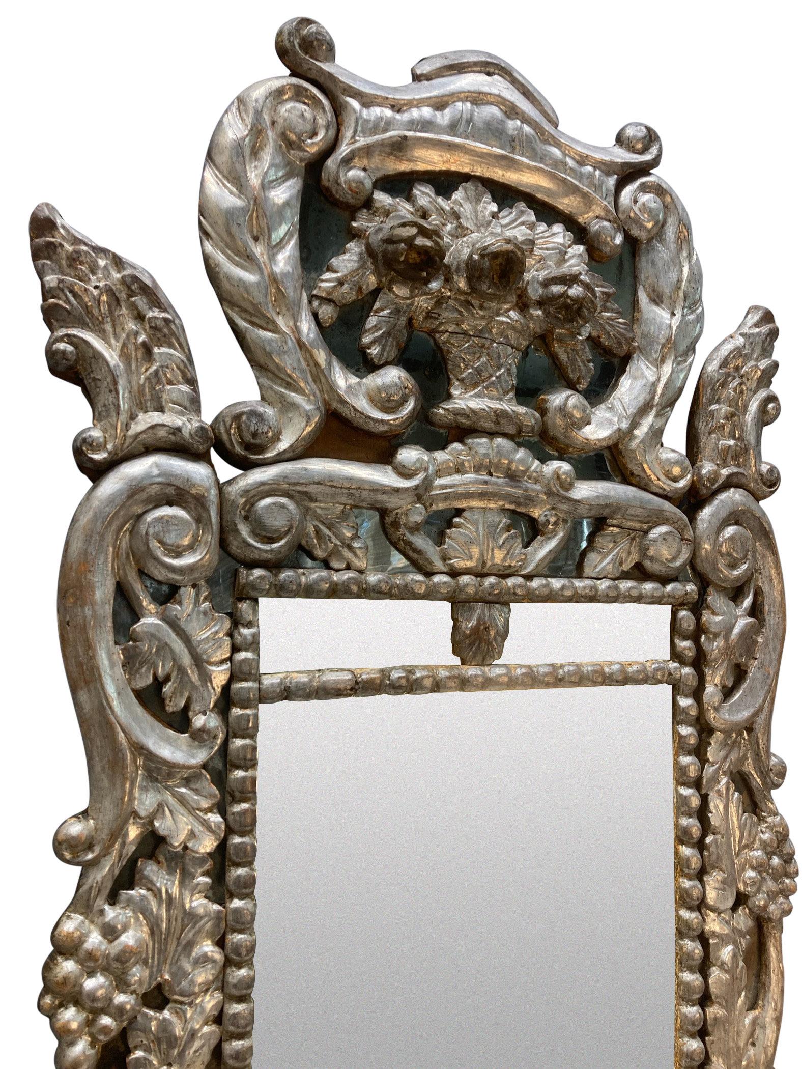Specchio veneziano del XVIII secolo in legno di frutto intagliato e foglia d'argento, con vetro di mercurio originale e foxed.