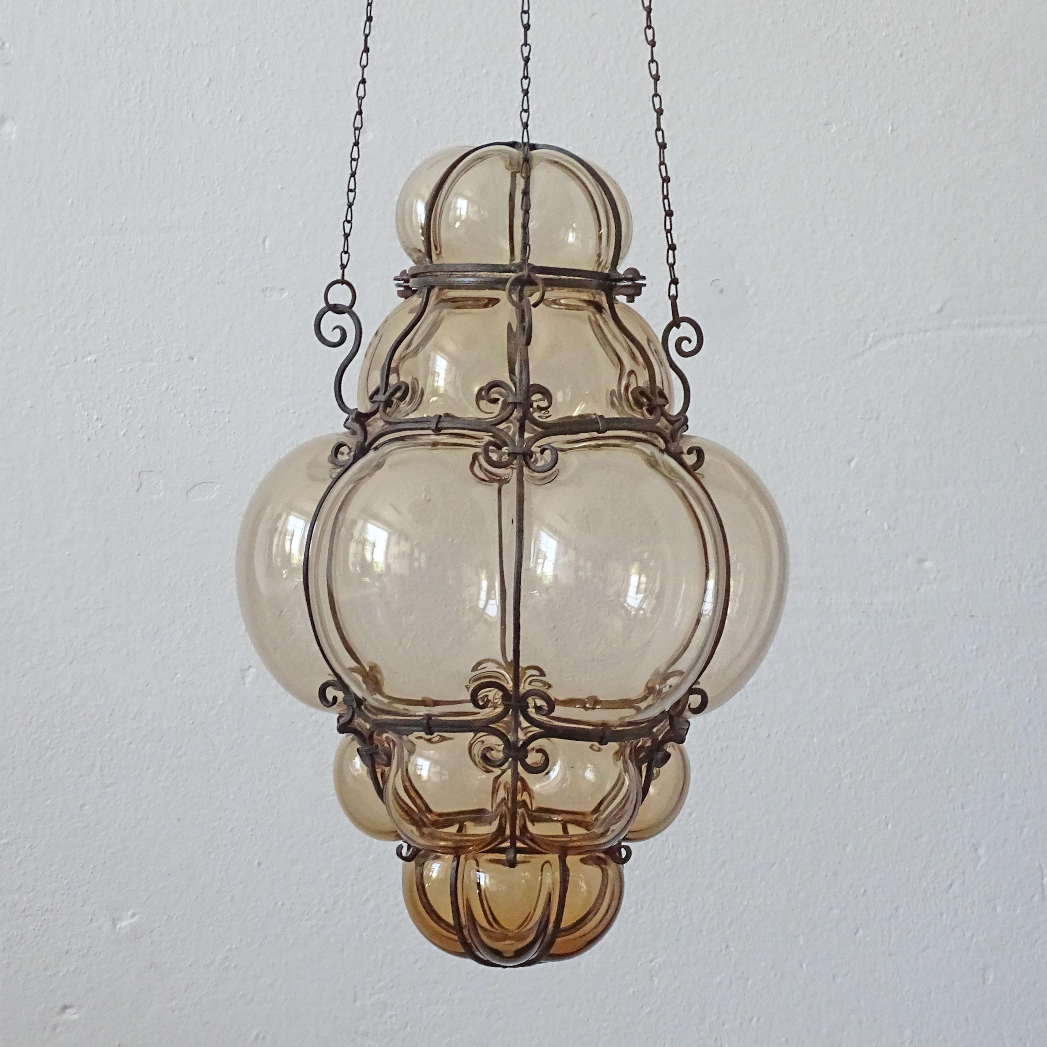 Venetian 1920s Blown Murano Glass and Wrought Iron Pendant In Excellent Condition For Sale In Milan, IT