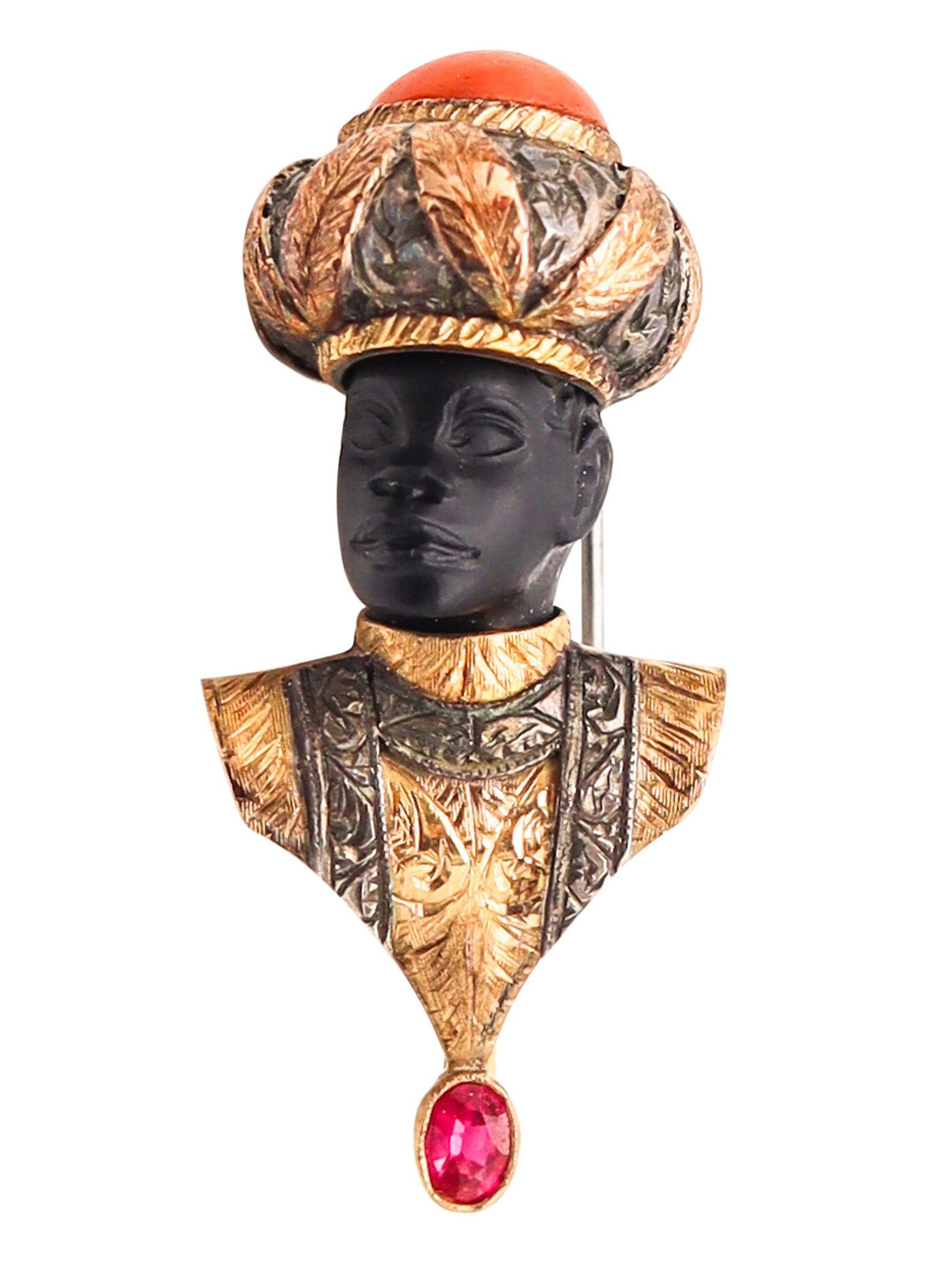 Eine mit Juwelen besetzte Anstecknadel des nubischen Mohrenprinzen mit Edelsteinen.

Dies ist eine außergewöhnliche Brosche in Venedig Italien, zurück in 1930's. Die erstaunliche Brosche wurde in Form eines maurischen Prinzen in massivem Gelbgold