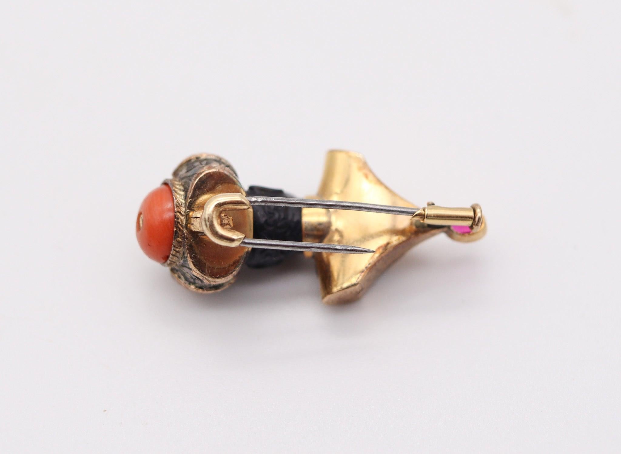VENETIAN 1940 geschnitzt Ebenholz Prinz Brosche in 18Kt Gold mit Koralle und Rubin für Damen oder Herren im Angebot