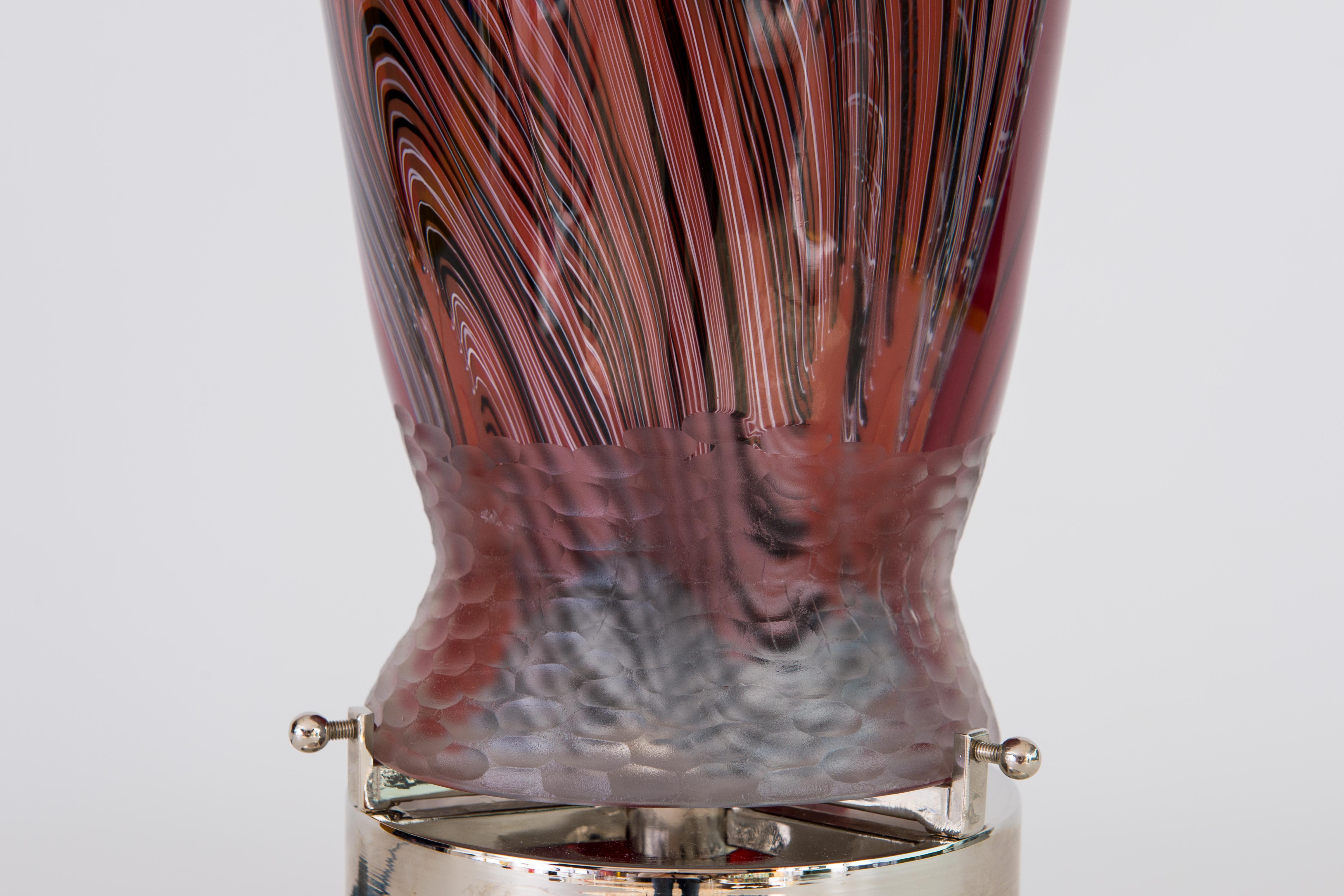 Fait main Lampe de bureau vénitienne abstraite en verre de Murano soufflé avec filigranes, années 1990 en vente