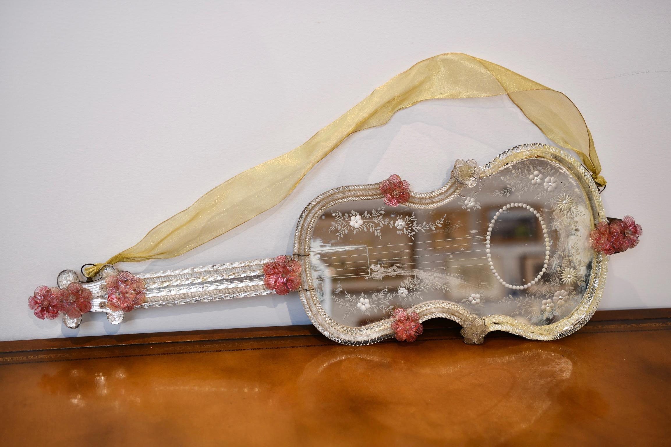 Miroir vénitien en forme de violon en verre gravé à l'acide en vente 5