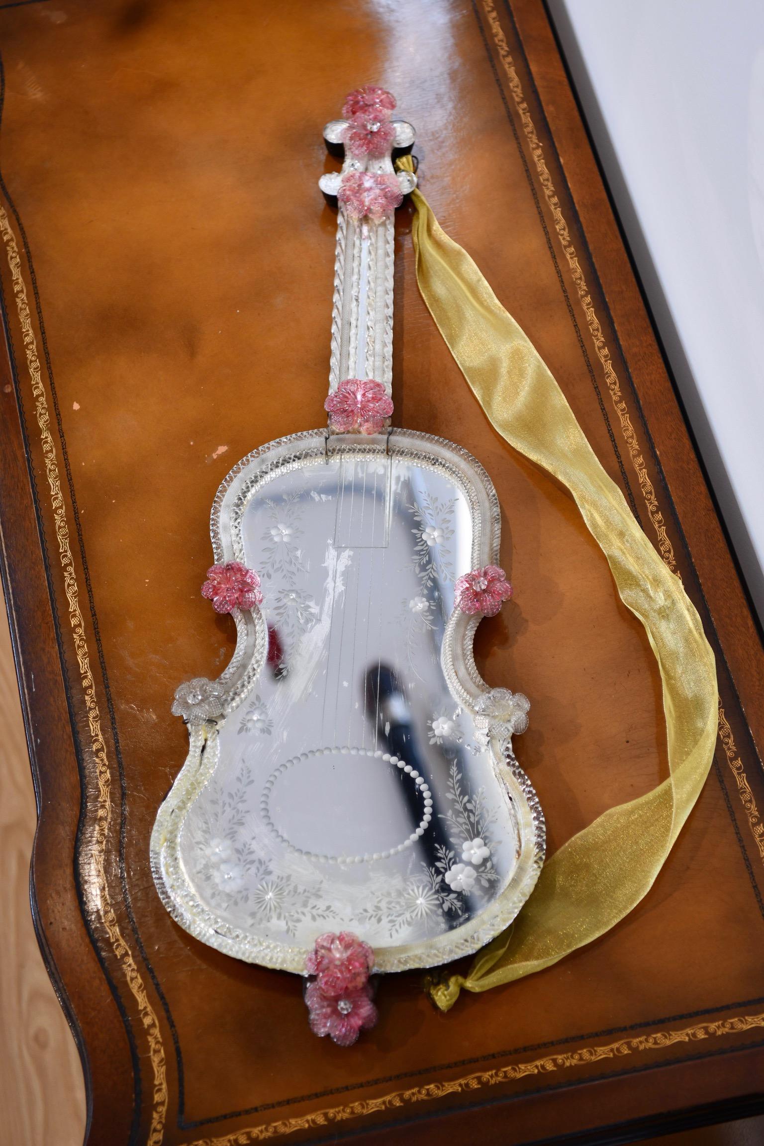 Miroir vénitien en forme de violon en verre gravé à l'acide en vente 6