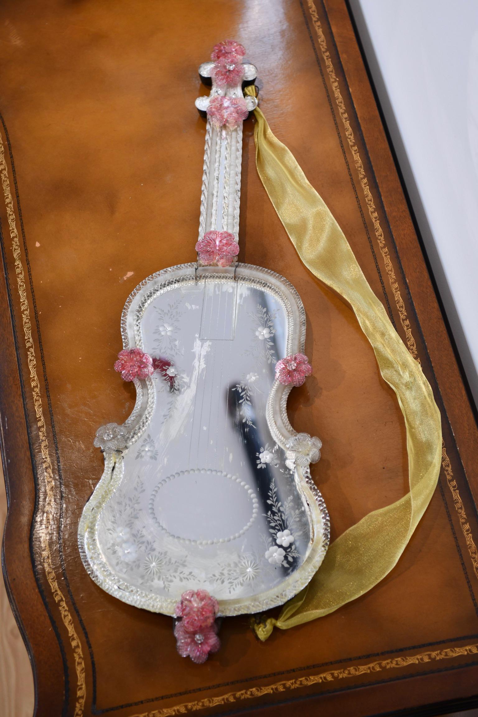 Européen Miroir vénitien en forme de violon en verre gravé à l'acide en vente