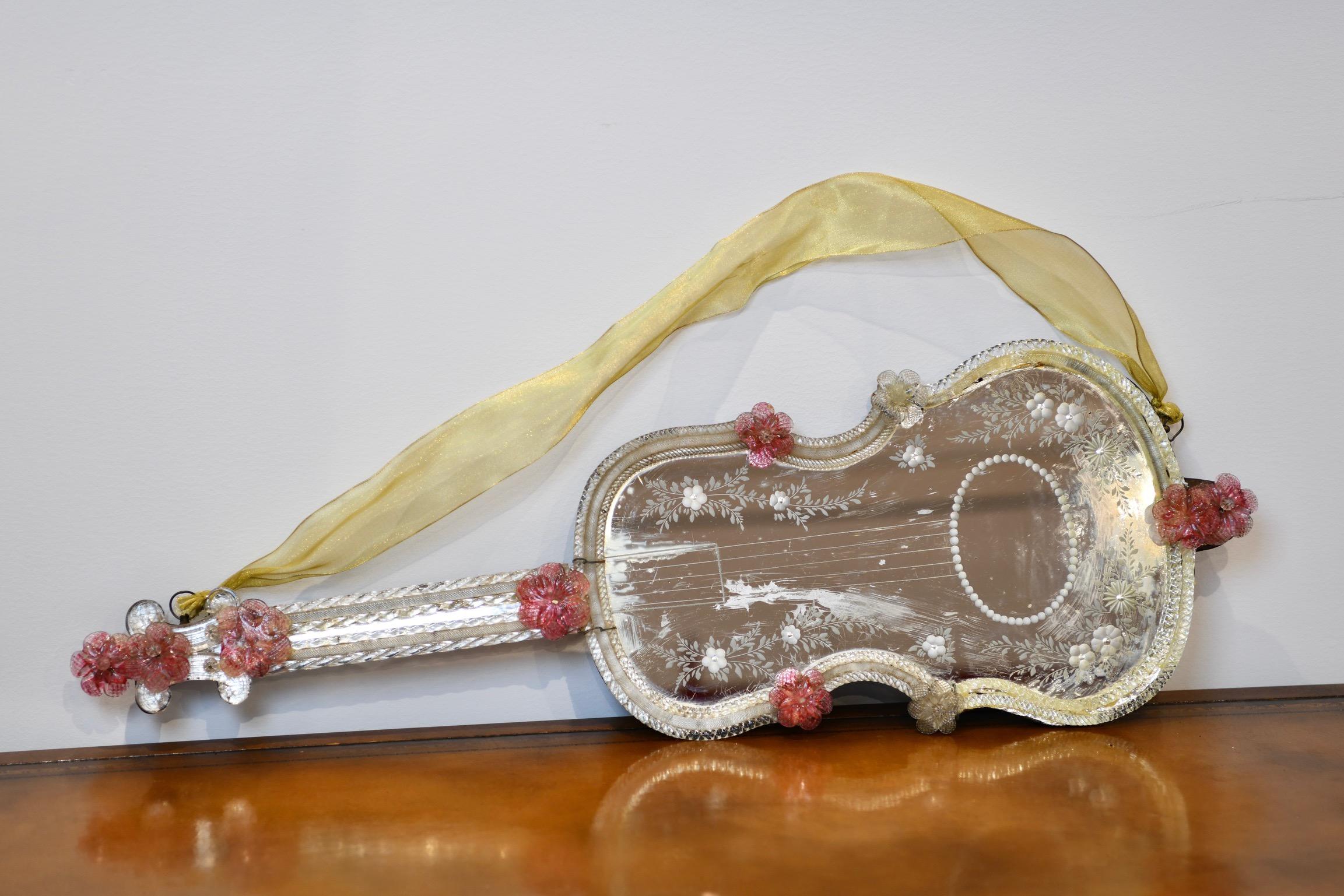 Buriné Miroir vénitien en forme de violon en verre gravé à l'acide en vente