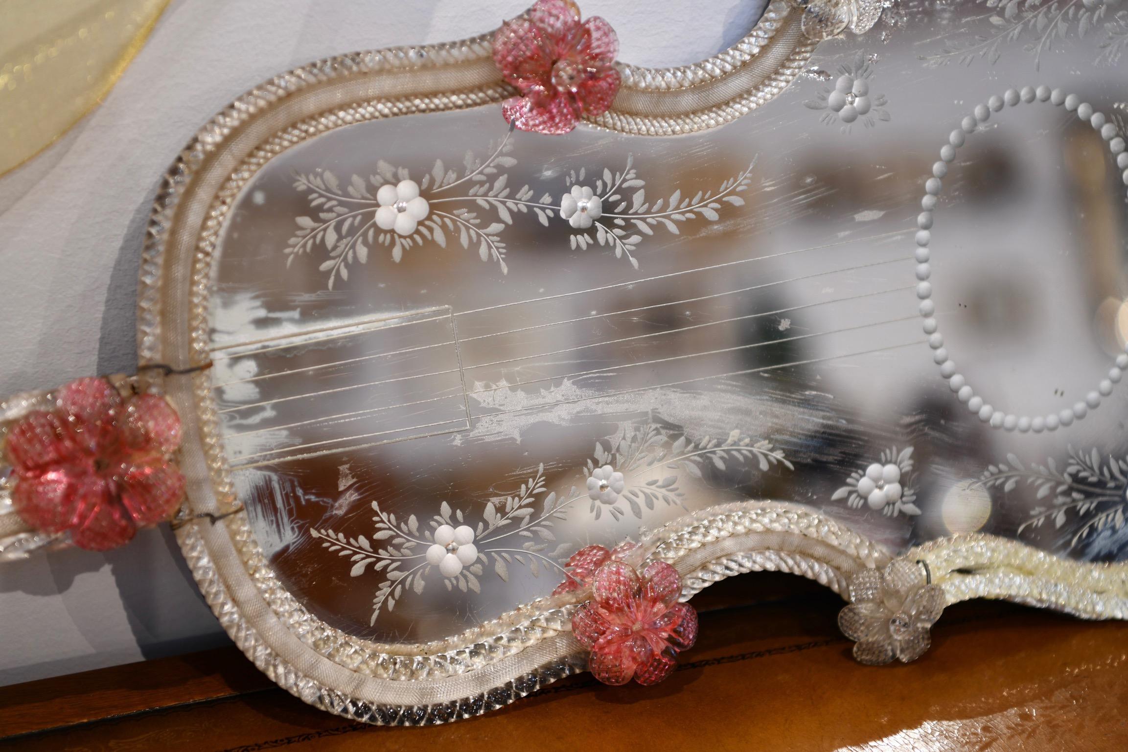 Venetian Acid Etched Glass Violin Form Mirror (20. Jahrhundert) im Angebot