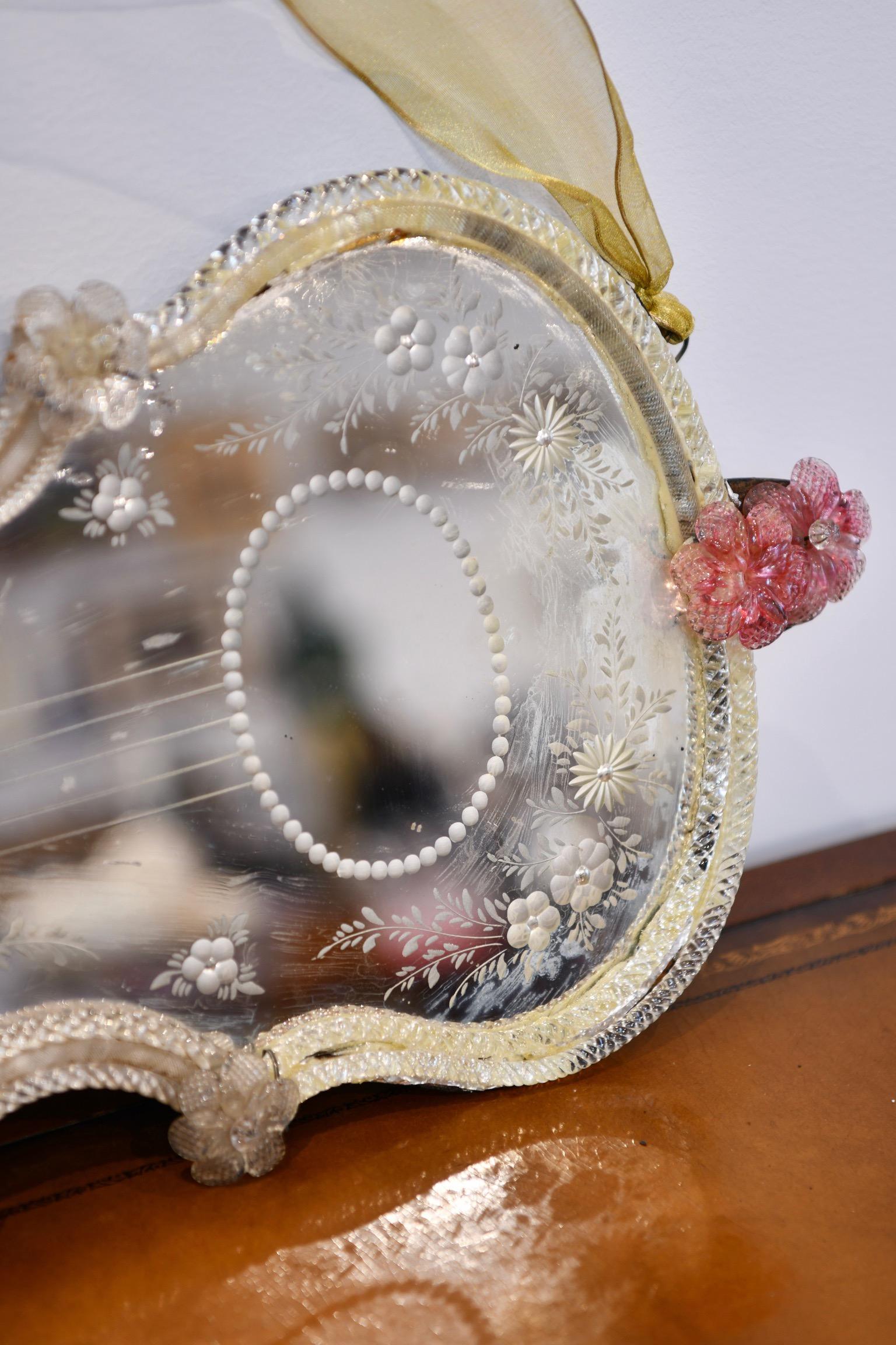 Venetian Acid Etched Glass Violin Form Mirror (Spiegel) im Angebot