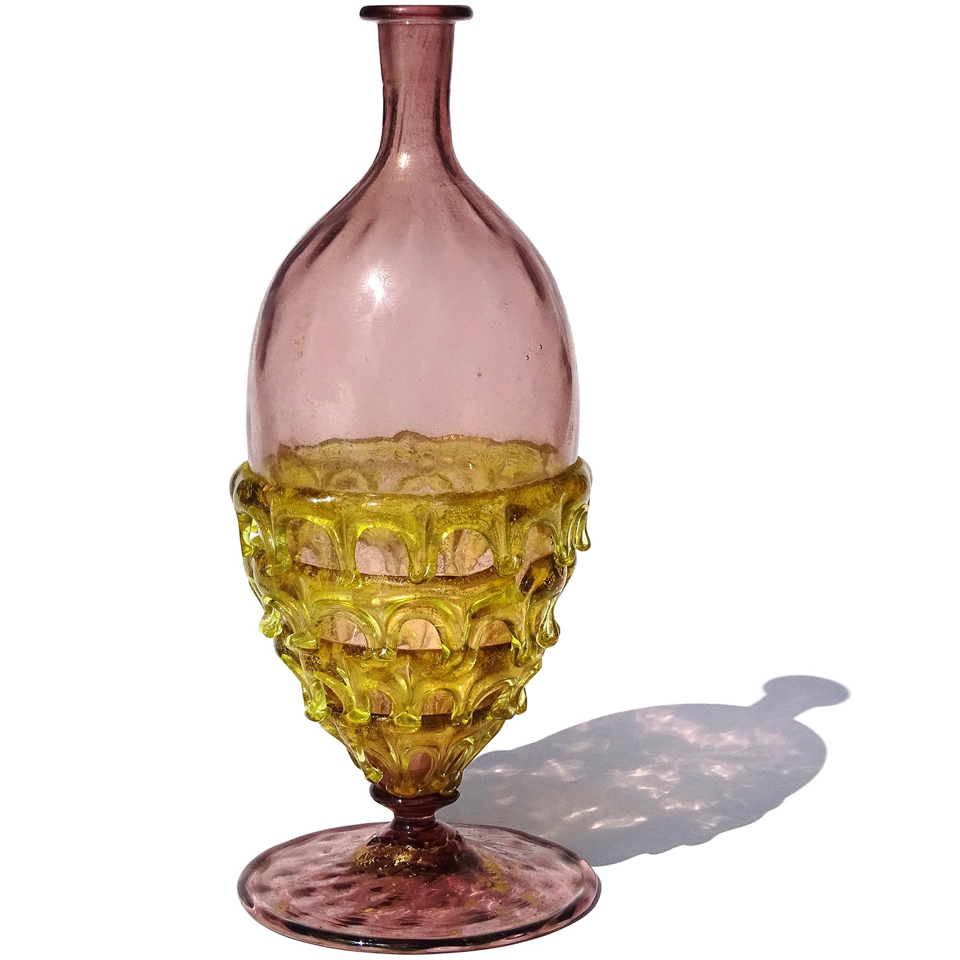 Magnifique et rare vase à pied en verre d'art italien à améthyste, jaune et mouchetures d'or, de Murano. Créée dans le style des ateliers de la Compagnia Di Venezia A&M (C.V.M.) et d'Antonio sviati, vers 1875-1900. Le vase présente un motif
