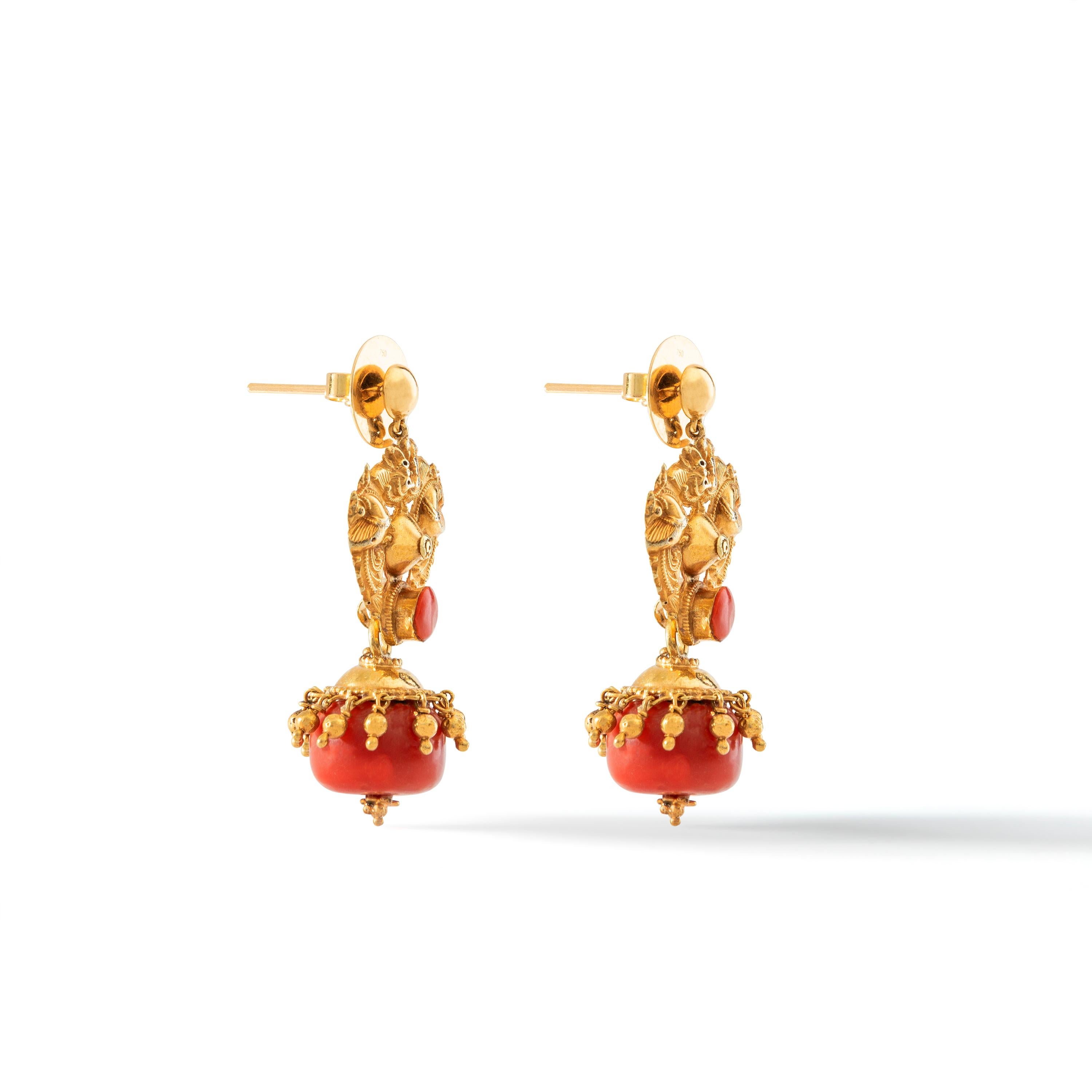 Venetian Antique Coral and carved yellow Gold Earrings.
Coral type: corallium rubrum.
Early 20th Century.

Total height: 1.57 inch (4.00 centimeters).
Width at maximum: 0.79 inch (2.00 centimeters).
Total weight: 12.28 grams

Former collection of a