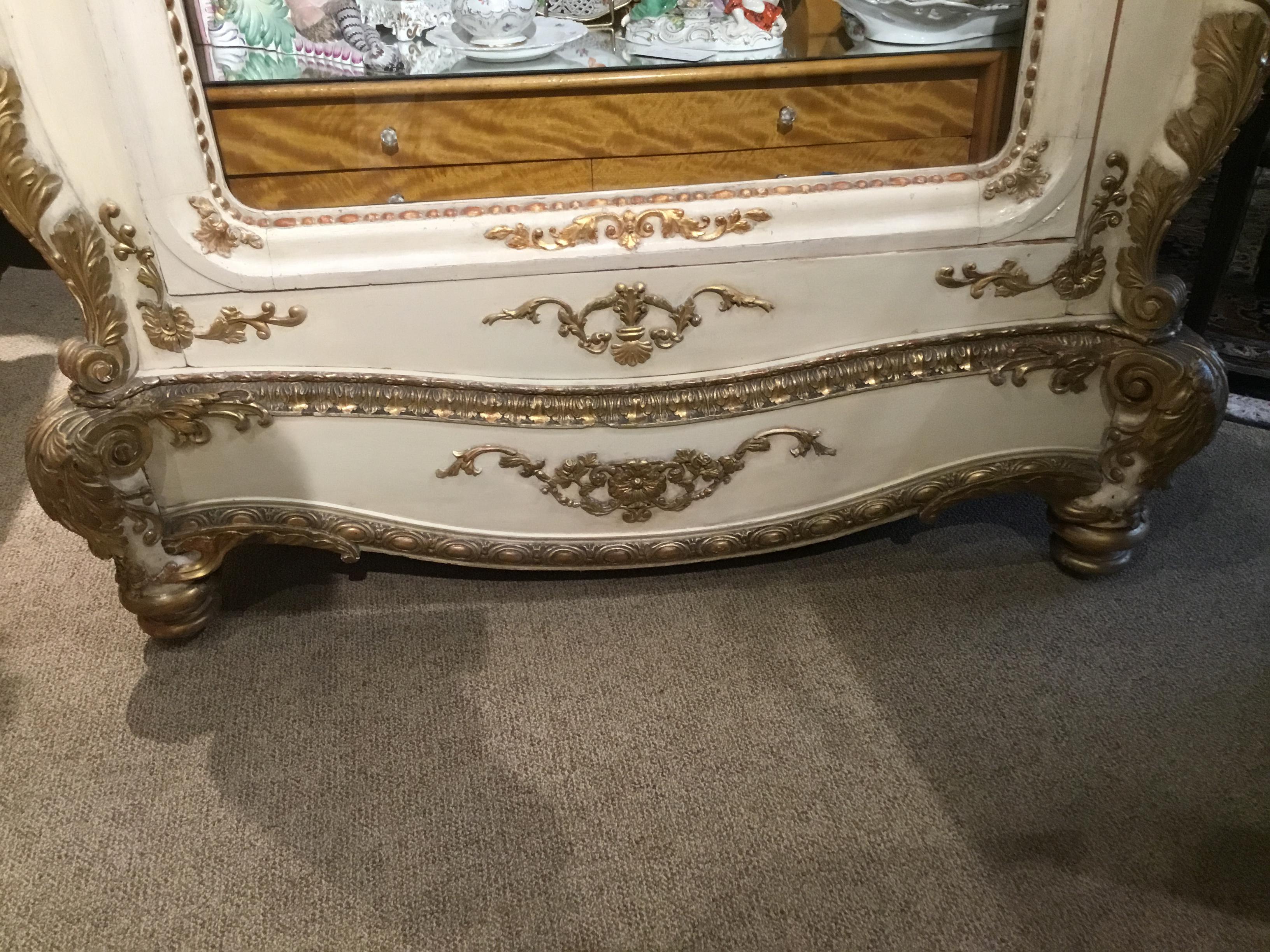 Venetian Antique Display Cabinet/Vitrine, Giltwood and Parcel Cream Paint For Sale 4