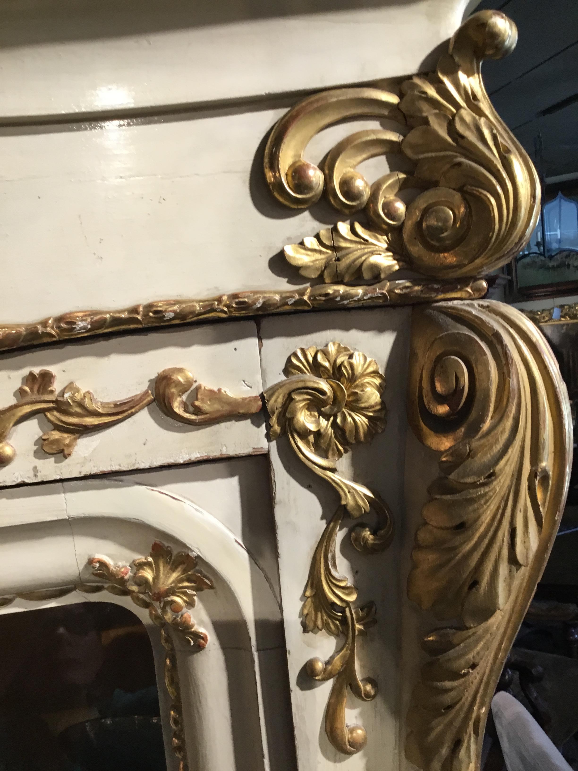 19th Century Venetian Antique Display Cabinet/Vitrine, Giltwood and Parcel Cream Paint For Sale