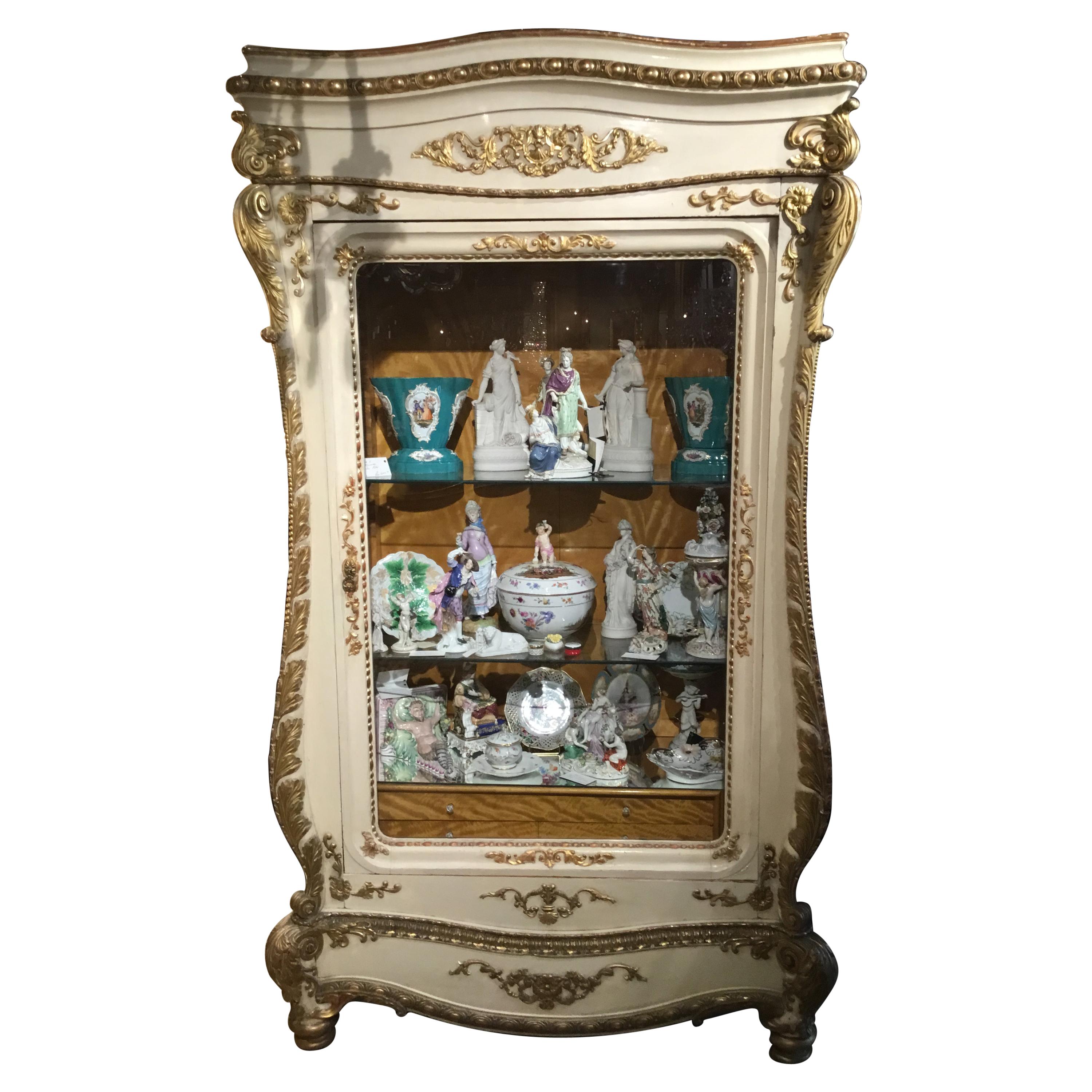 Erstaunliche und schöne große Vitrine, mit Handschnitzerei und feiner Vergoldung.
Die geschwungene Form der Haube und die anmutig geschnitzten Seiten machen dieses Stück
Stück Spezial. Die Glasböden sind beweglich, um die Höhe der Auslagen zu