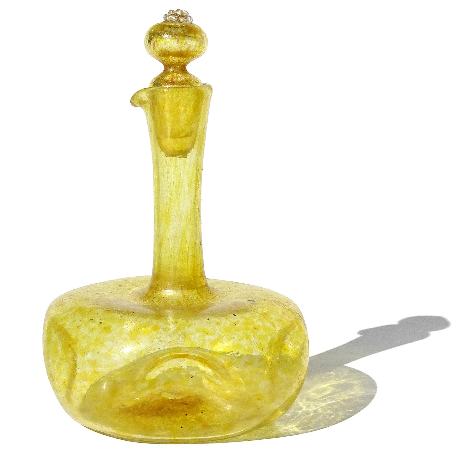 Preciosa vinagrera antigua veneciana de vidrio soplado a mano con motas amarillas y doradas, con tapón original. Atribuido al invernadero de la Compagnia Di Venezia E Murano (C.V.M.). La botella tiene forma redondeada, pero con hoyuelos en cada
