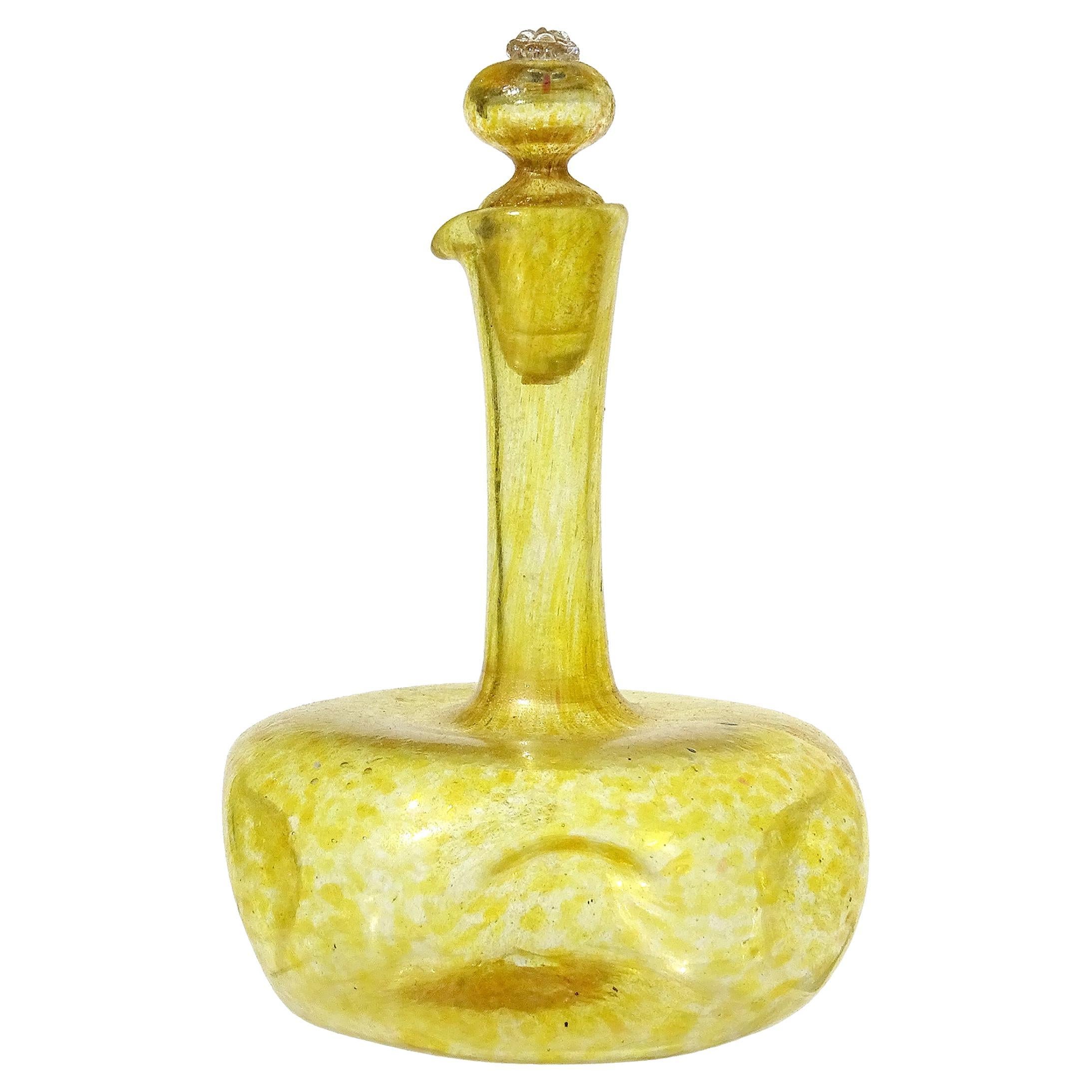 Verre d'art italien vénitien ancien Murano jaune d'or à mouchetures Dimple Squared Cruet en vente
