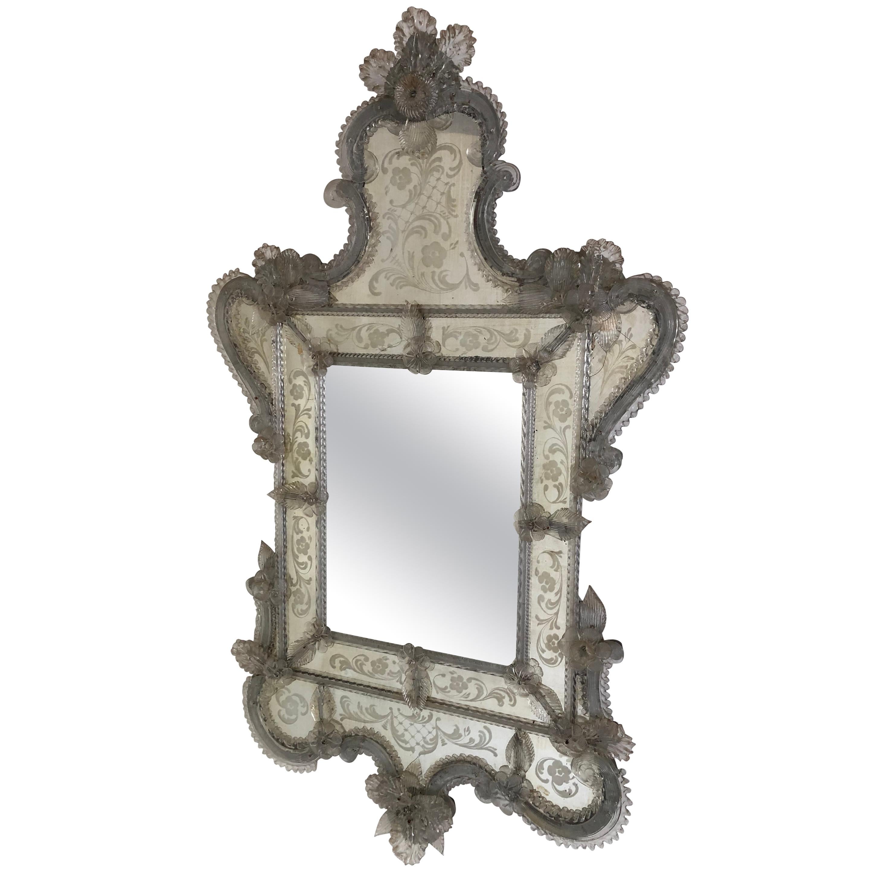 Miroir décoratif vénitien ancien orné et gravé
