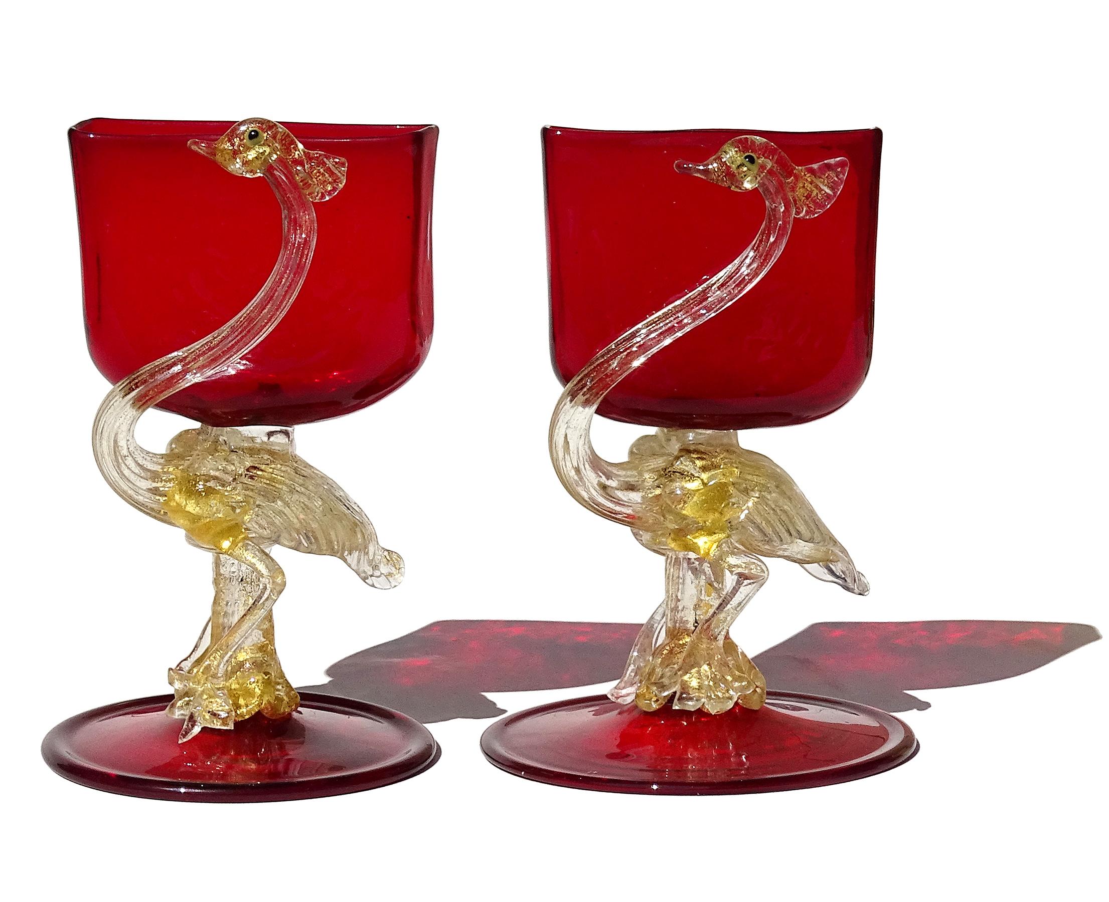 Preciosos y raros tarjeteros antiguos venecianos de vidrio artístico italiano de color rojo rubí con motas doradas de grullas o cisnes. Piezas muy tempranas, a la manera de las empresas Salviati y Fratelli Toso. Los pájaros se representan de pie,