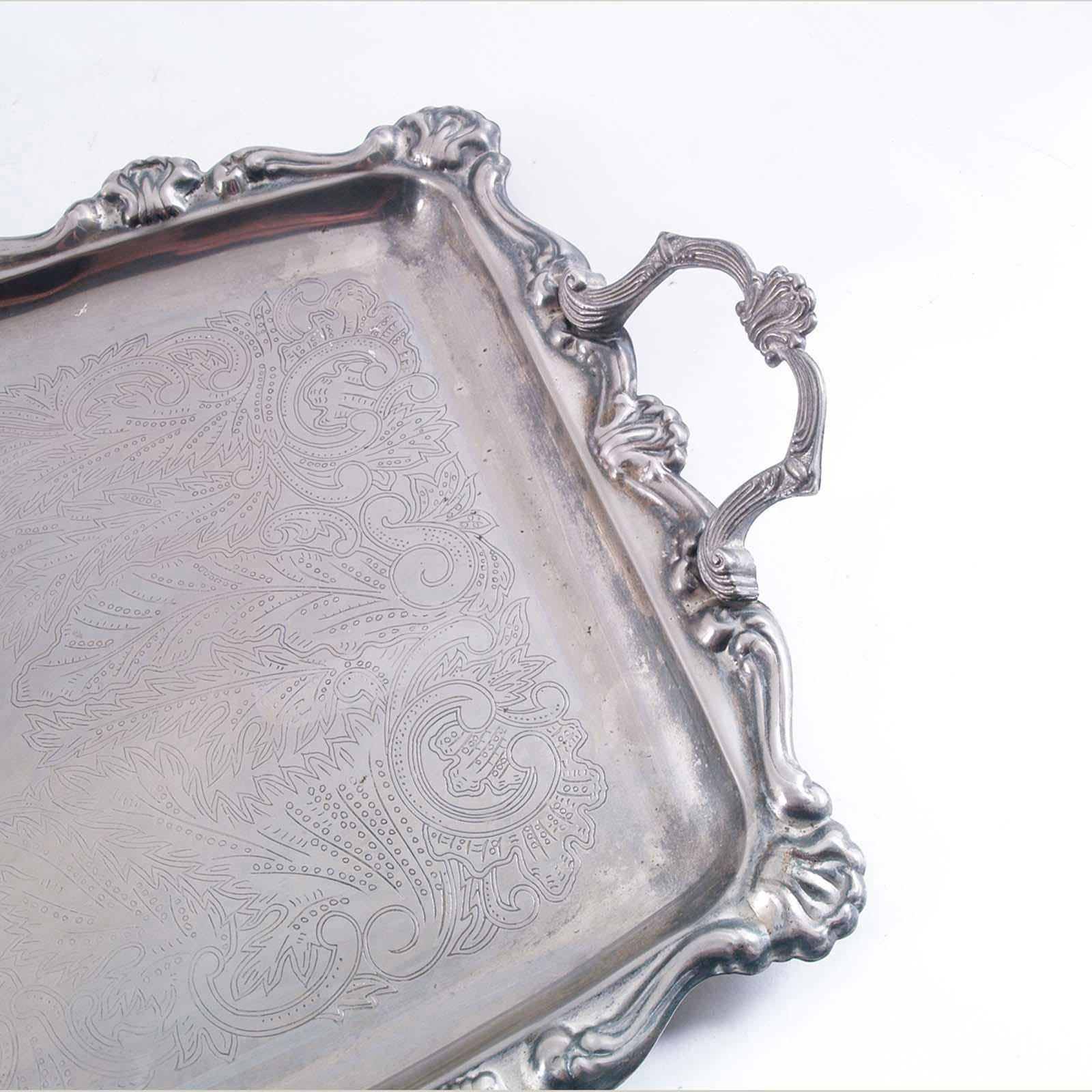 L'ensemble est en bon état structurel et peut être utilisé. Compte tenu de l'utilisation dans le temps, l'argenture extérieure présente une certaine usure qui ne diminue cependant pas le charme.

Cafetière : 10