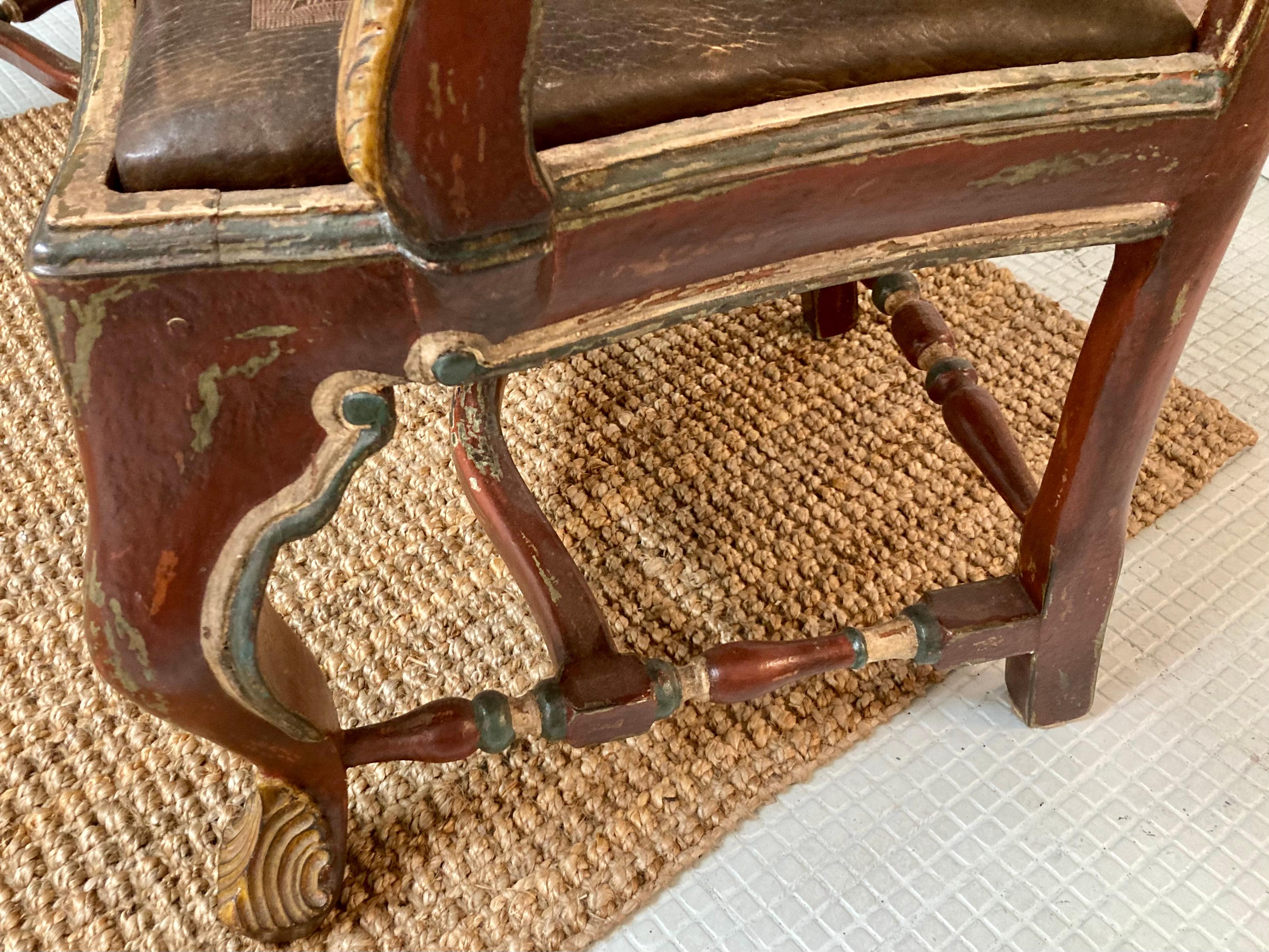 Venezianische Sessel mit original lackierter Oberfläche und Ledersitzen, ein Paar im Angebot 4