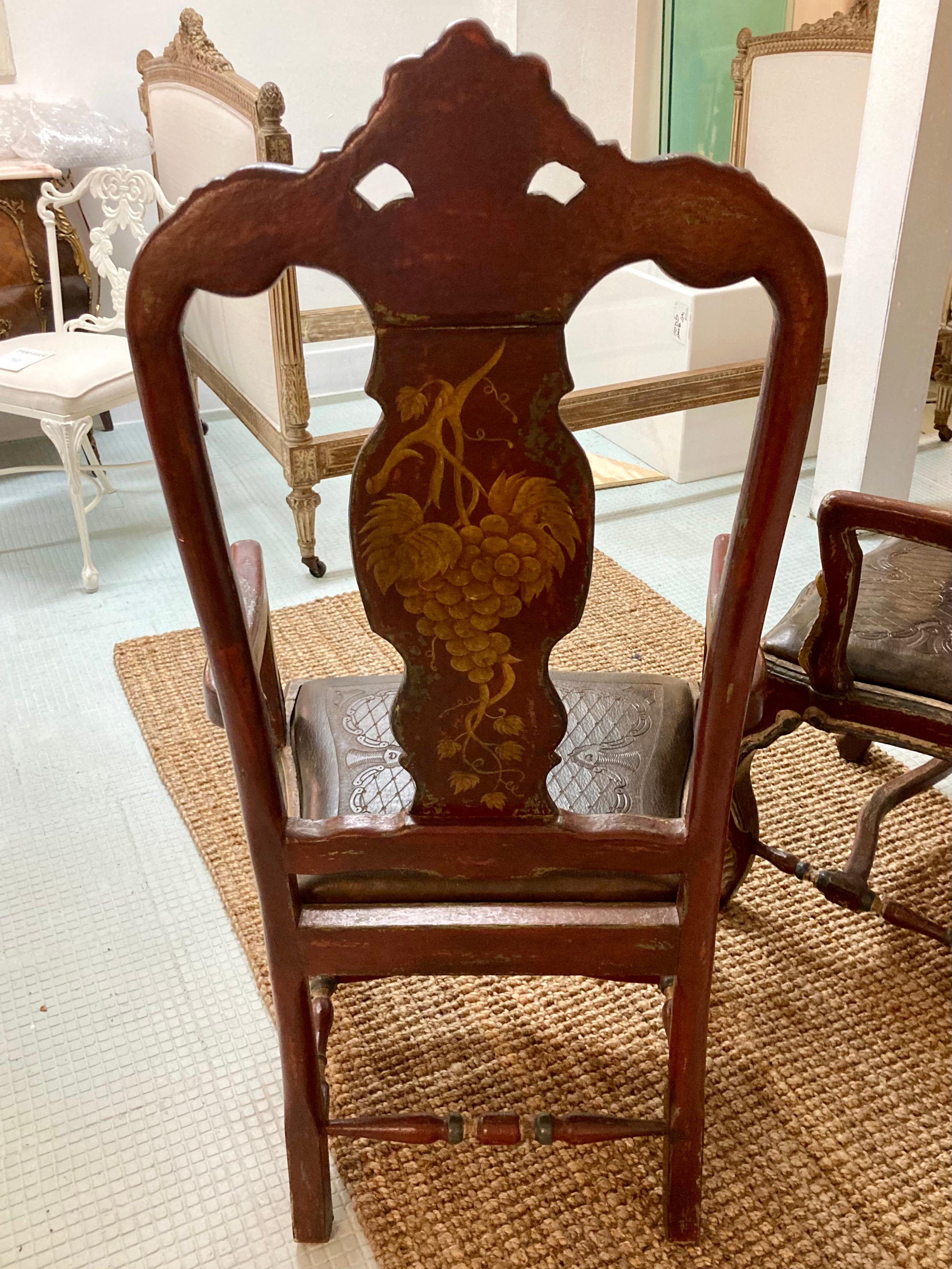 Paire de fauteuils vénitiens avec finition peinte d'origine et sièges en cuir en vente 5