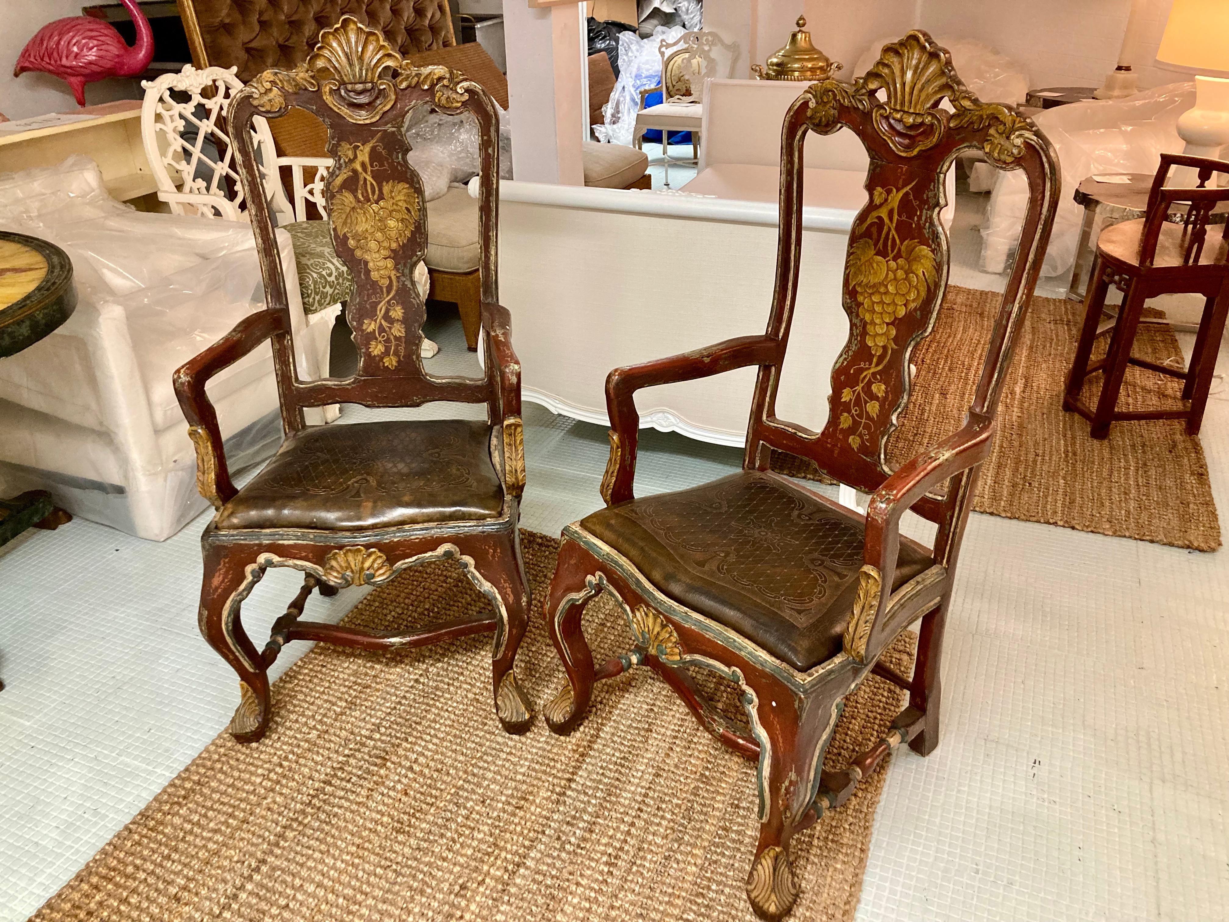 Autre Paire de fauteuils vénitiens avec finition peinte d'origine et sièges en cuir en vente