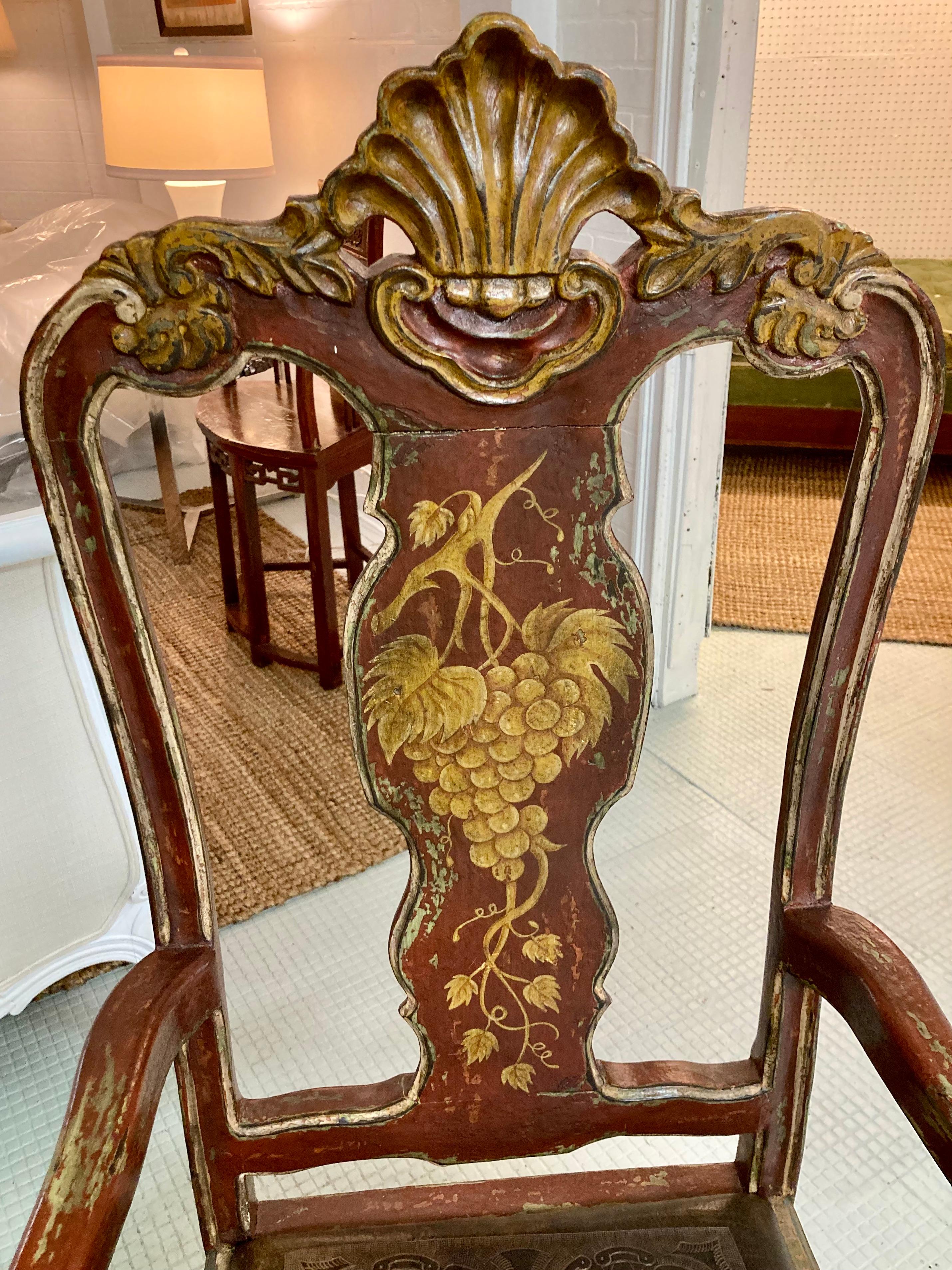 italien Paire de fauteuils vénitiens avec finition peinte d'origine et sièges en cuir en vente