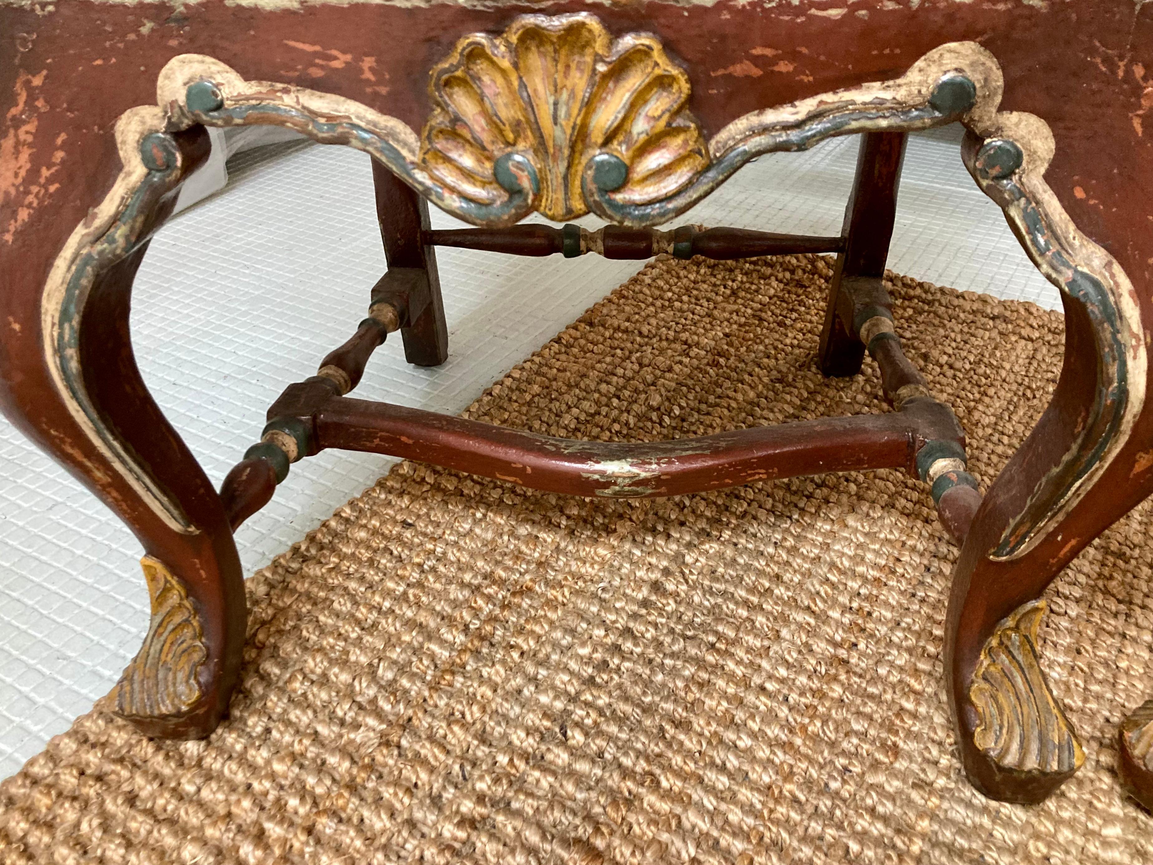 XVIIIe siècle Paire de fauteuils vénitiens avec finition peinte d'origine et sièges en cuir en vente