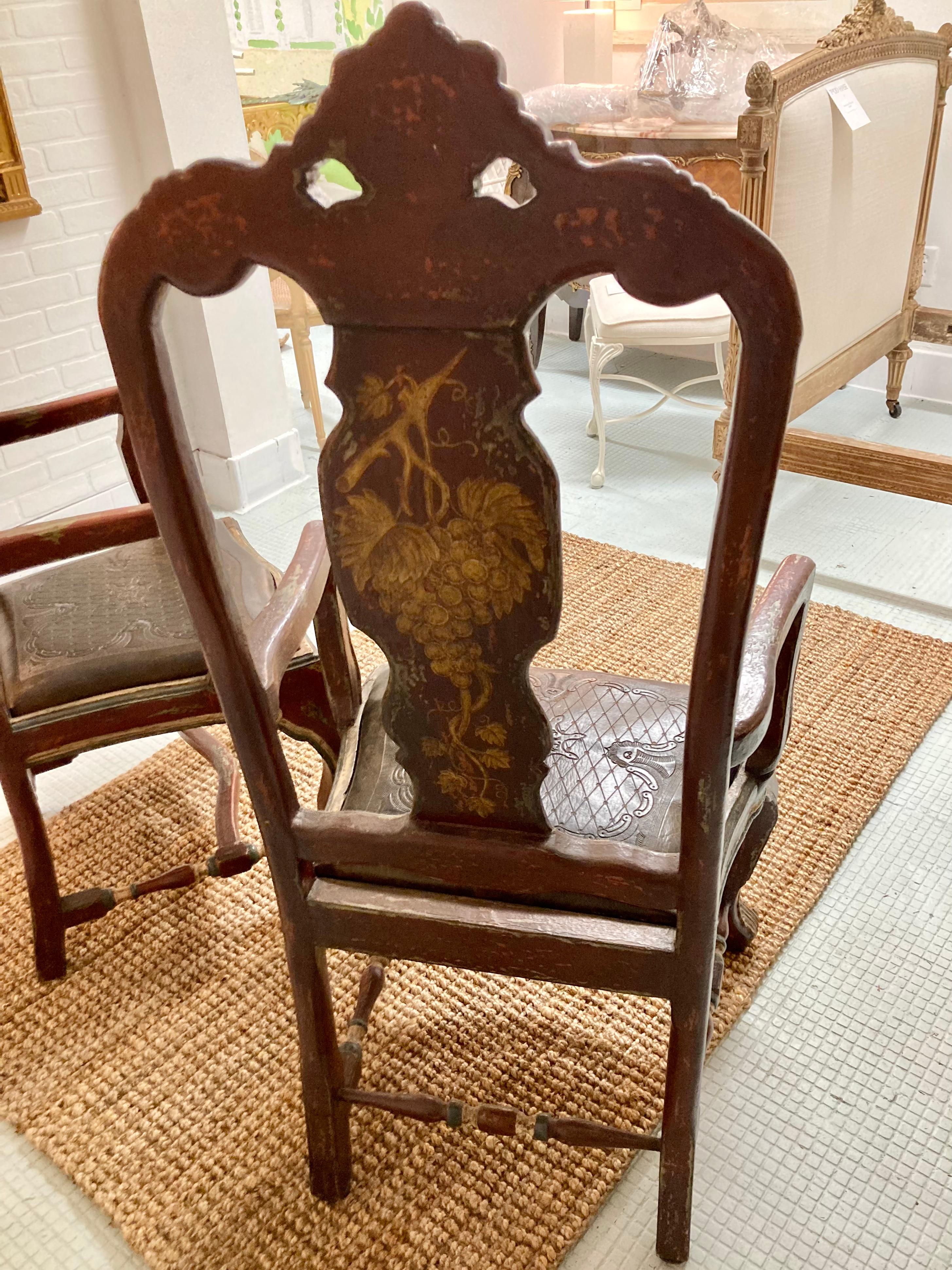 Bois Paire de fauteuils vénitiens avec finition peinte d'origine et sièges en cuir en vente