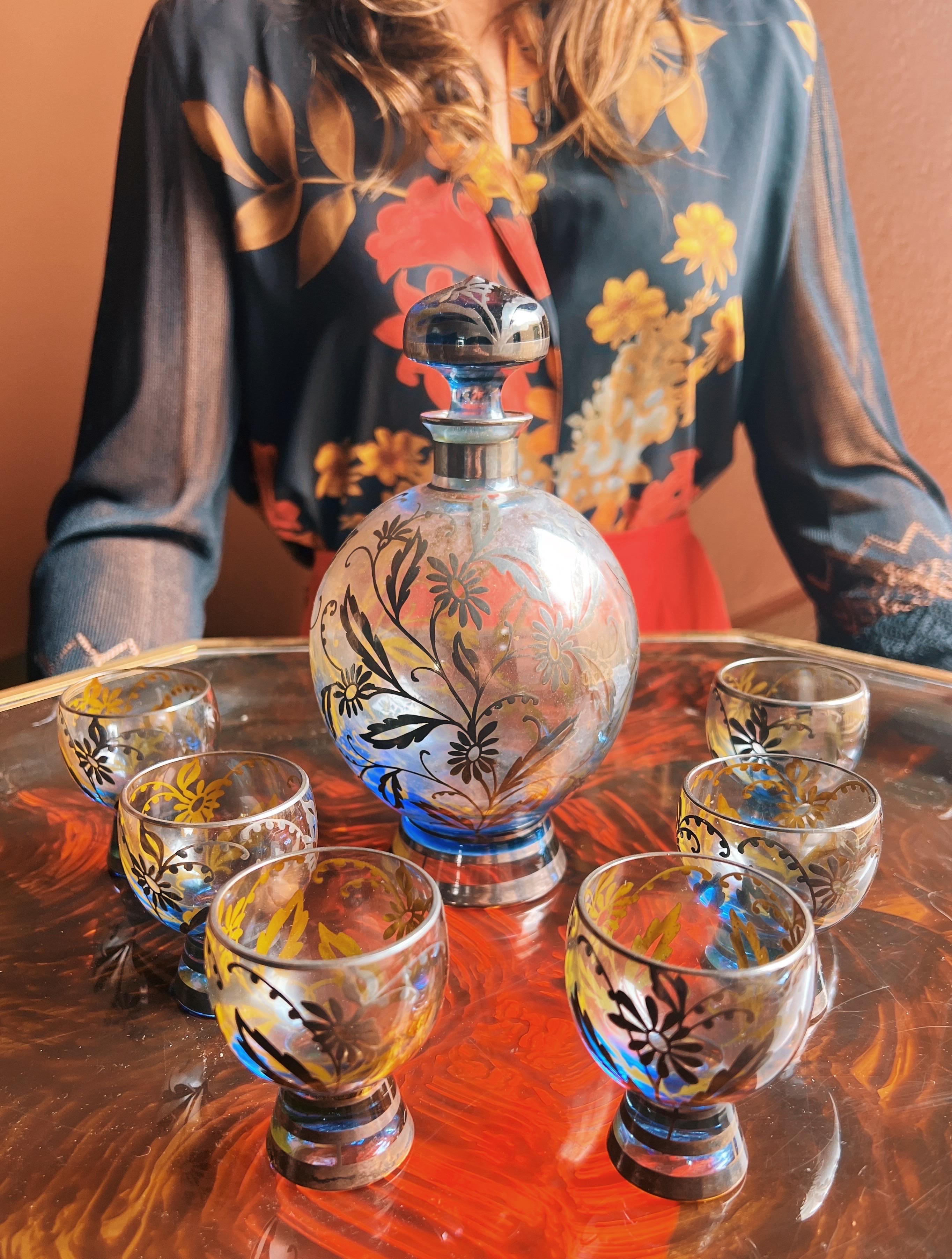 Sehen Sie sich dieses erstaunliche Set an - sechs Gläser mit einer passenden Flasche, alle aus wunderschönem venezianischem Kunstglas mit verschlungenen Blumenmustern in 925er Silber. Sie werden einen Hauch von Blau im Glas bemerken. 

Diese Gläser