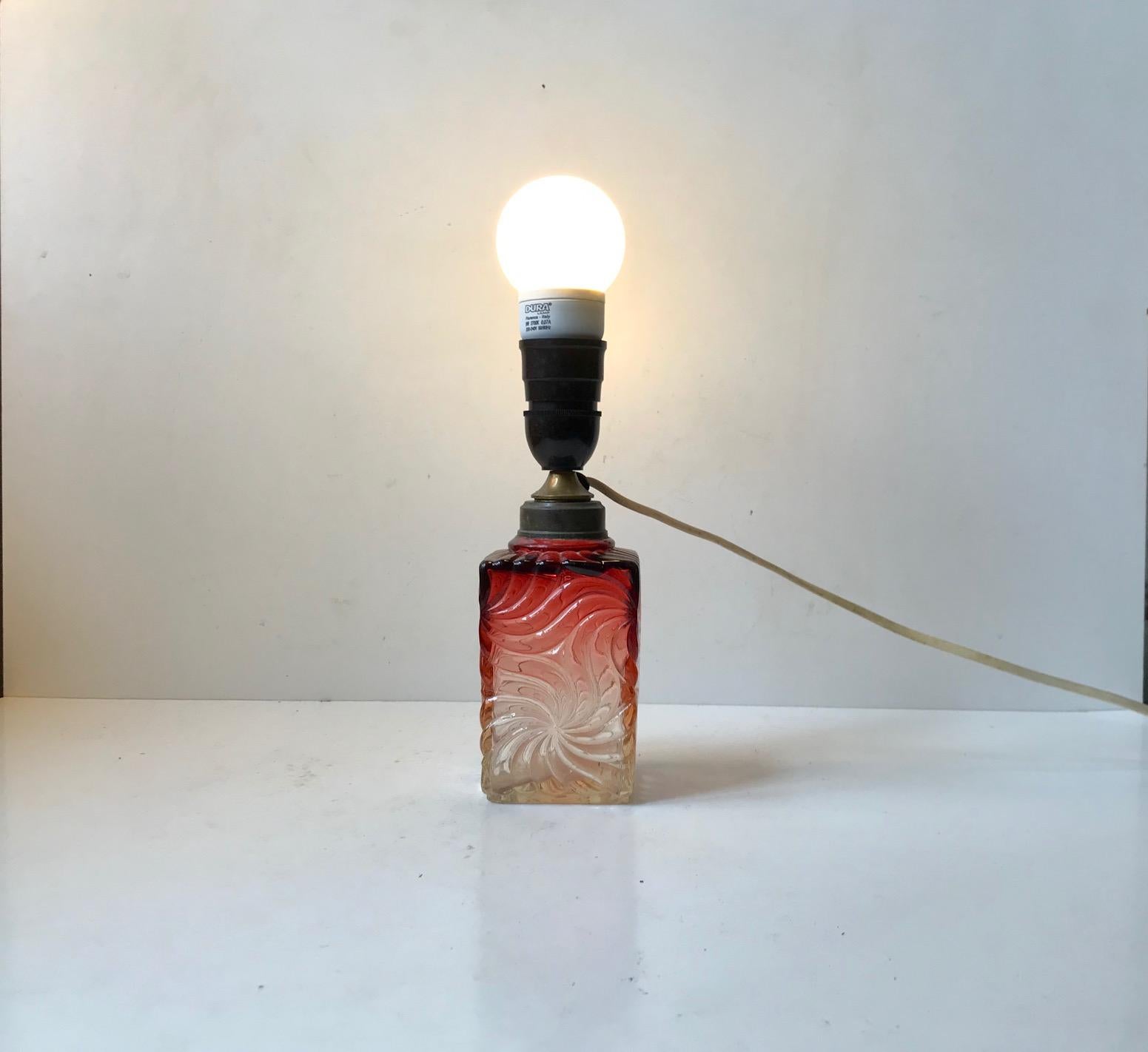 Small art glass table light in clear and red colors that mixes up beautifully. It was crafted during the 1920s or 1930s by an Venetian/Murano maker. It is sold without the shade in the pictures. Please personalize with your own. The height of 29 cm