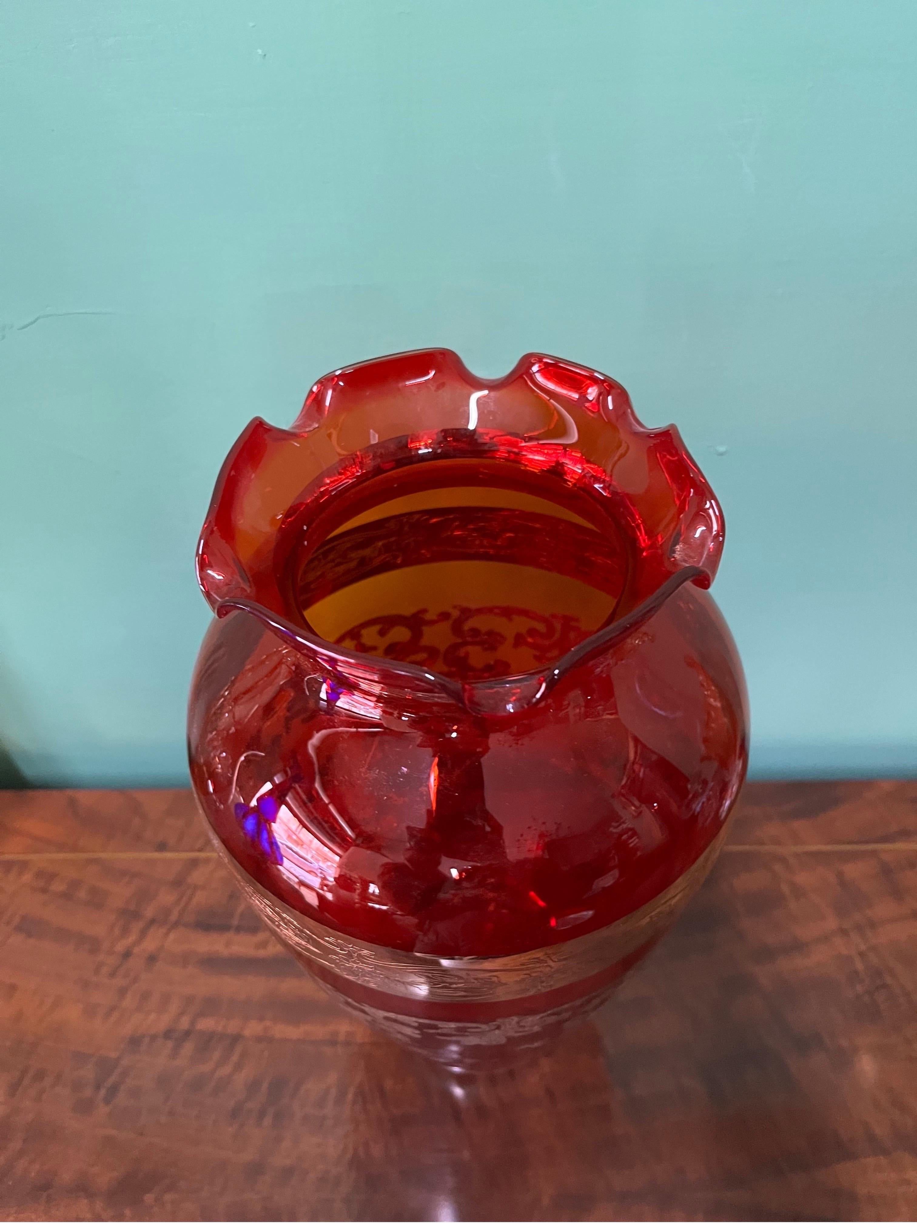 Venetian Art glass vase red and gold 1980s 

Perfect condition

Very nice ideal as Christmas gift

Measures 

Cm 32 height x cm 20 diameter x cm 8 base.