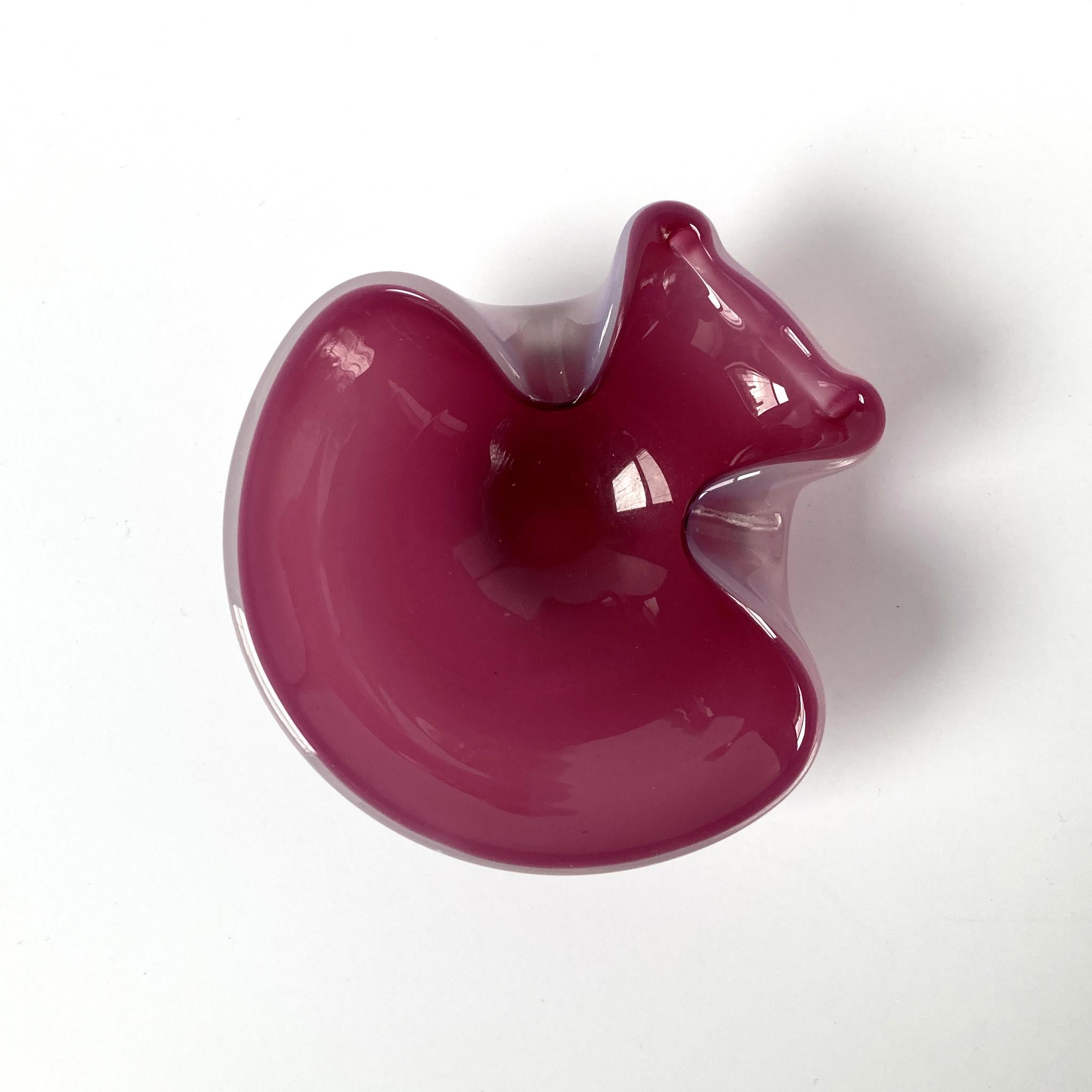 Venetian Art Glass Vide Poche, Cranberry Pink and Opal Mauve, Midcentury In Good Condition For Sale In New York, NY
