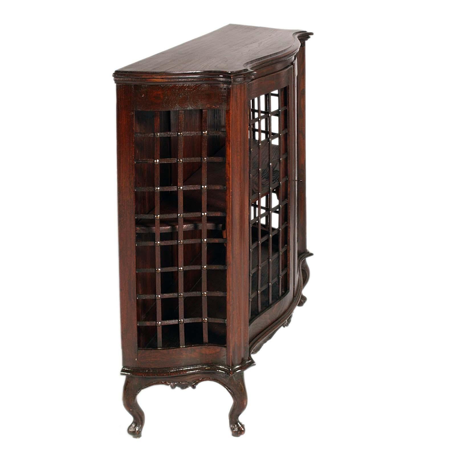 Showcase, Venetian art nouveau bookcase, Bottega Vincenzo Cadorin attributed, in oak, with square protective grille, hand-carved.
Two doors that open onto an internal compartment divided by a shelf. Upon request, the display cabinet can be closed on