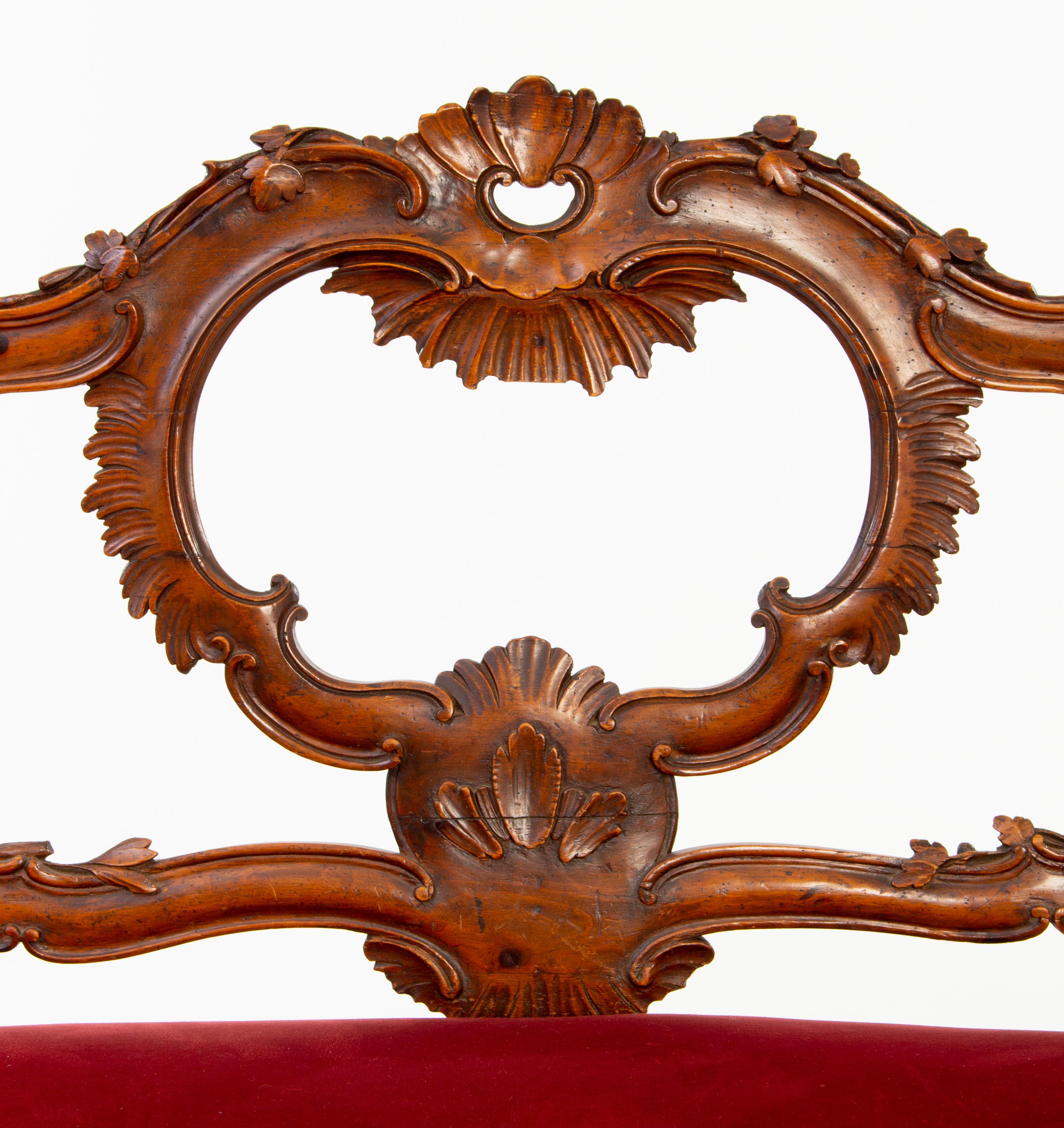 Venetian baroque bench, 19th century.
Walnut carved wood.
Minor crackings and damages.