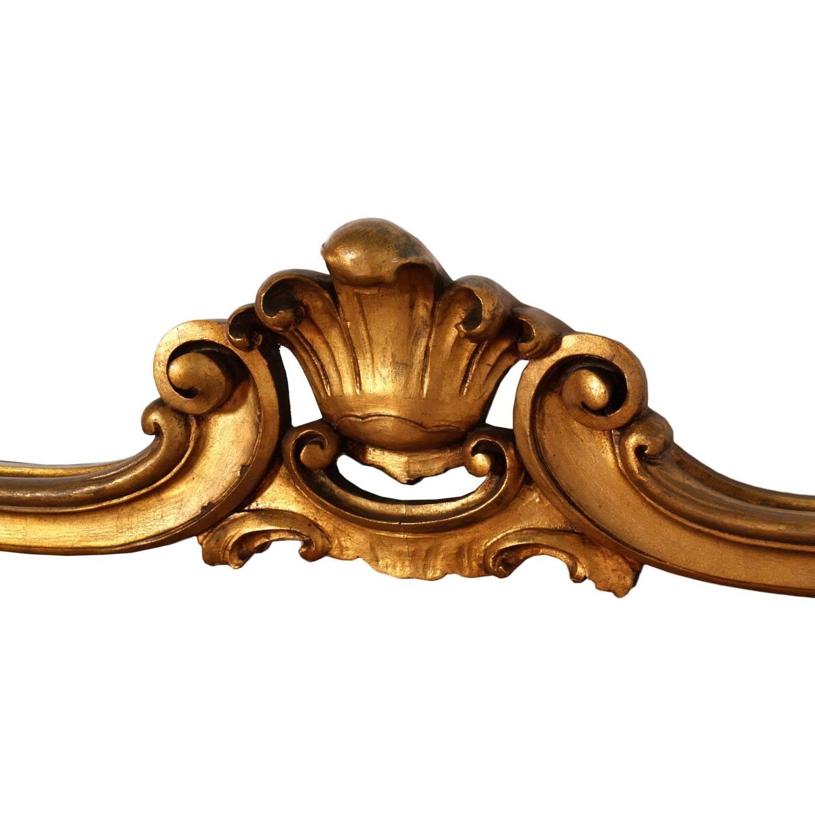 Sculpté à la main Crédence baroque vénitienne de haute qualité avec miroir à feuilles d'or, ronce de noyer en vente