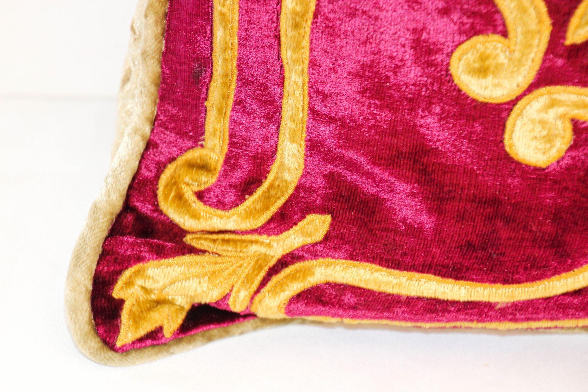 Paire de coussins baroques vénitiens en velours rouge et or avec appliques élaborées en vente 2