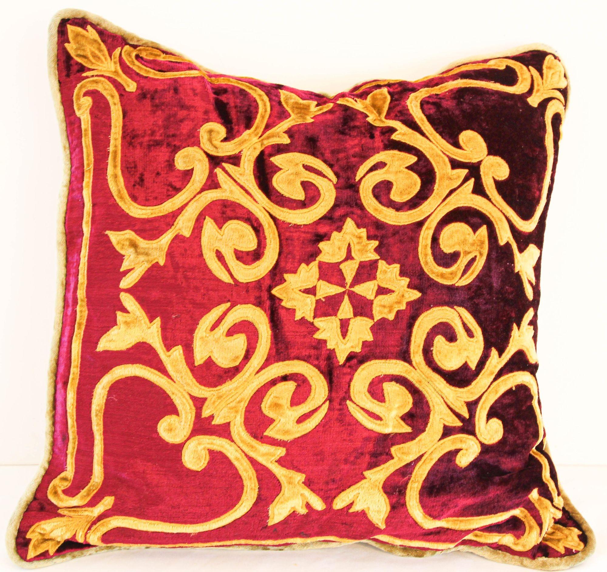 italien Paire de coussins baroques vénitiens en velours rouge et or avec appliques élaborées en vente