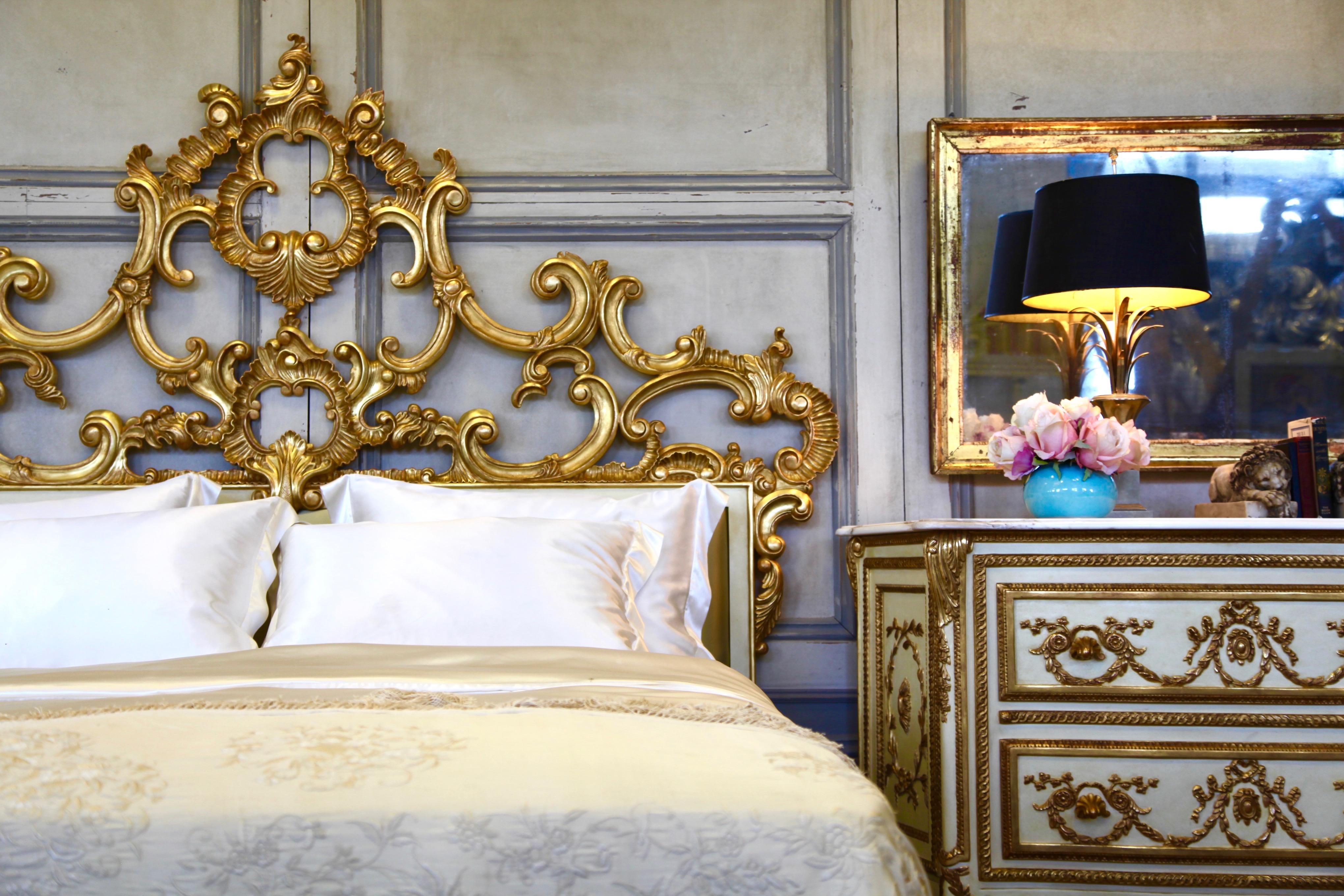 Das venezianische Bett ist ein elegantes Beispiel für feine Filigranarbeit aus der Signature Range von La Maison London. Das Design ist eine Rhapsodie aus S-Kurven, Schnörkeln, stilisierten Akanthusblättern und Muschelmotiven, die sich zu einem