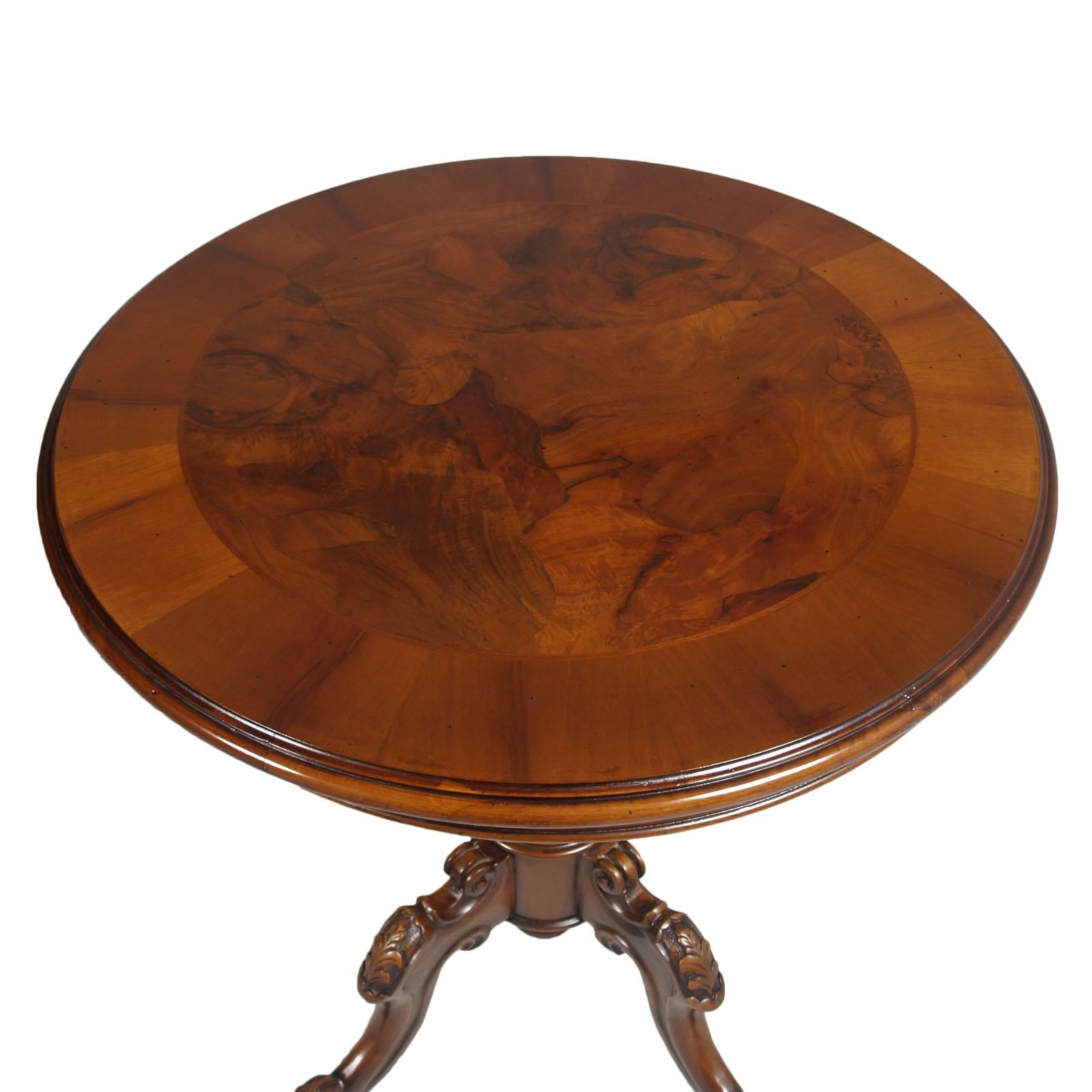 Early 20th century Venetian Gueridon , side table with four-legged legging hand-carved walnut and round top in briar and walnut slab.
Wax polished in excellent condition. Testolini & Salviati attributed.

Measures cm: Height 72, diameter 70.


