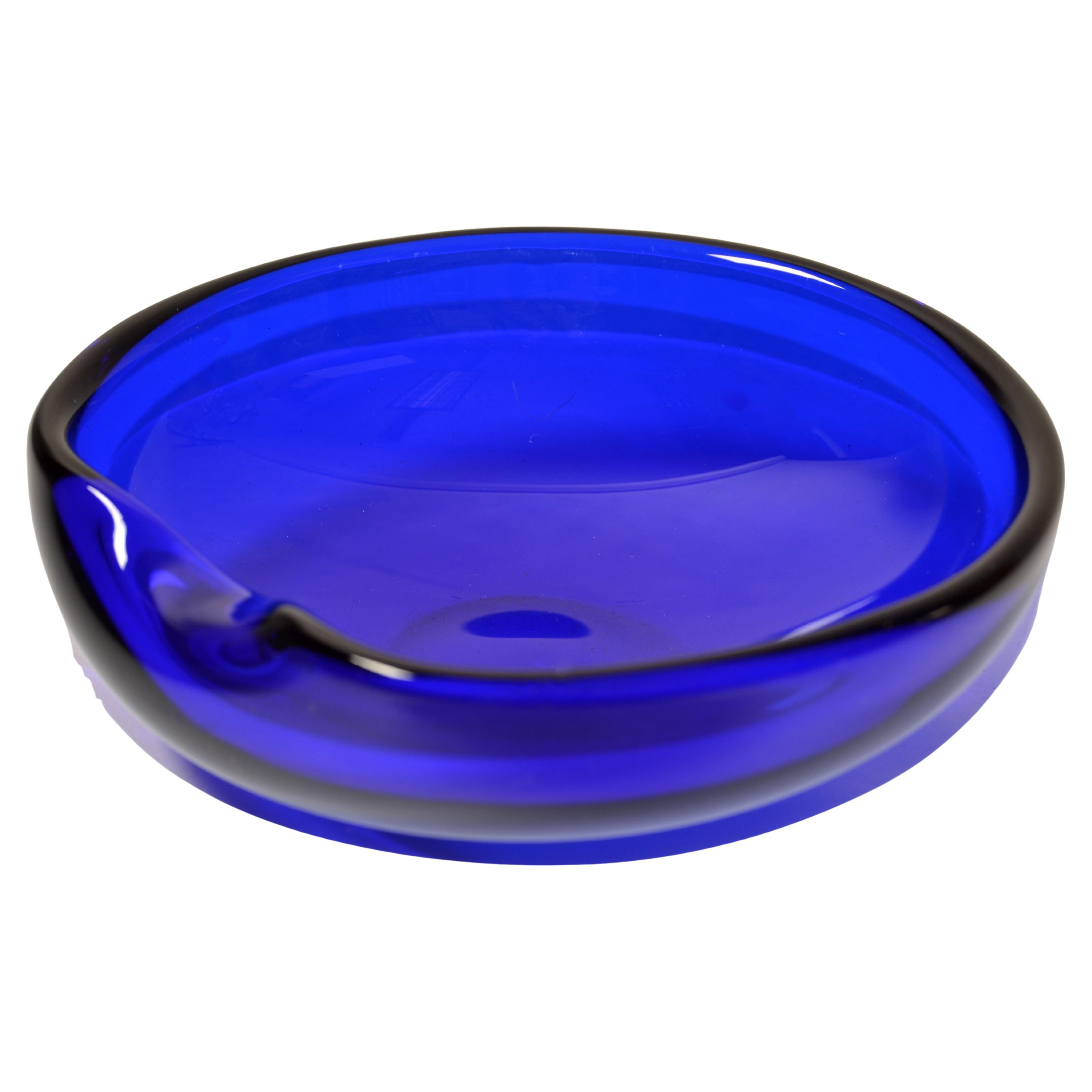 Vintage Cobalt Blue Thumbprint Blown Art Glass Bowl by Elsa Peretti for Tiffany & Co.
Bol en verre d'art vénitien du milieu du siècle, fabriqué en Italie vers les années 1980.
Peut être utilisé comme bol, fourre-tout, cendrier ou pour servir vos