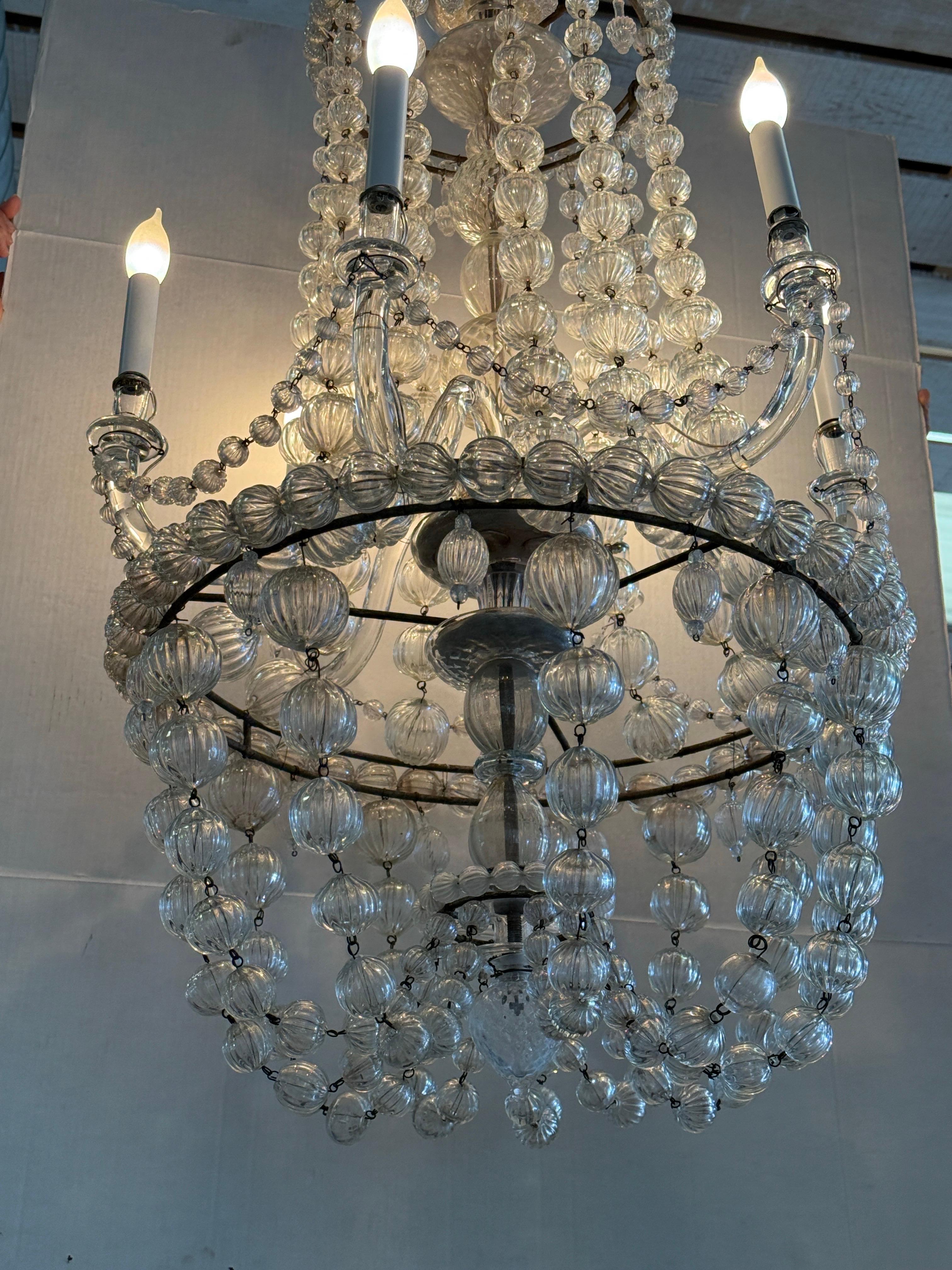 Uno dei più bei lampadari di Murano in vetro soffiato che abbia visto da molto tempo. Questa è pura eleganza.  