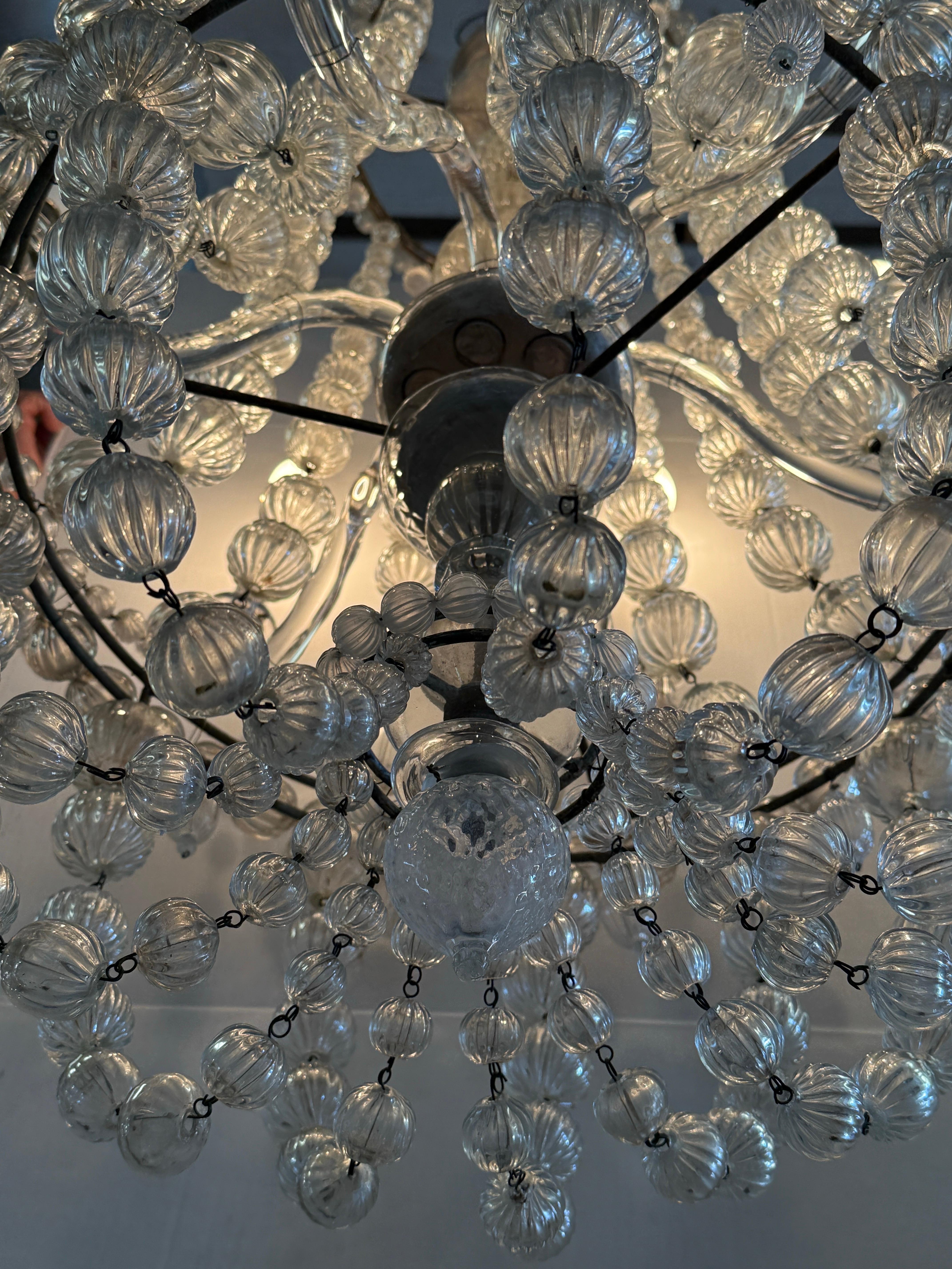 Lampadario a sei bracci in vetro soffiato di Murano proveniente dall'Italia. In condizioni buone in vendita a Round Top, TX